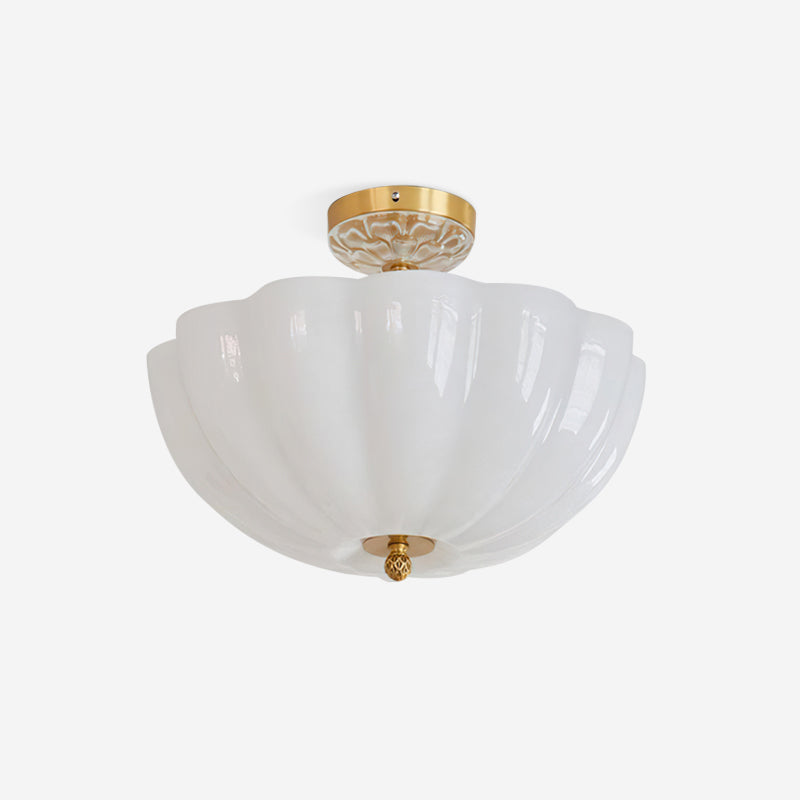 Cava lampada da soffitto in ottone e vetro con elegante silhouette a petalo moderna
