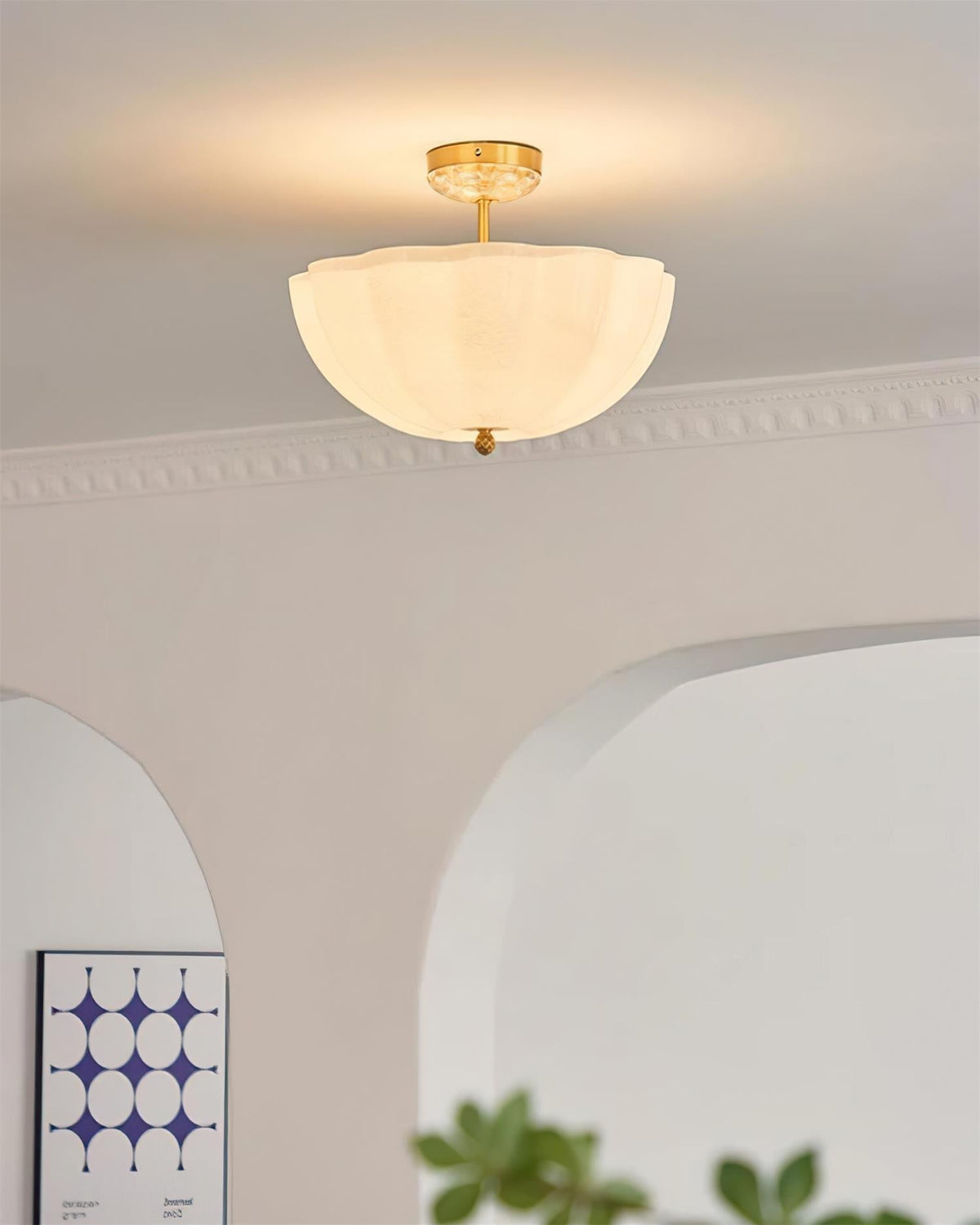 Cava lampada da soffitto in ottone e vetro con elegante silhouette a petalo moderna