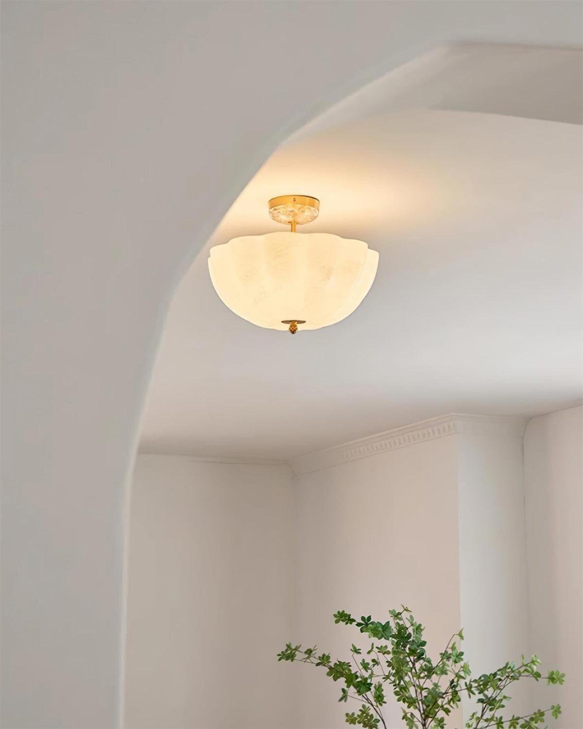 Cava lampada da soffitto in ottone e vetro con elegante silhouette a petalo moderna