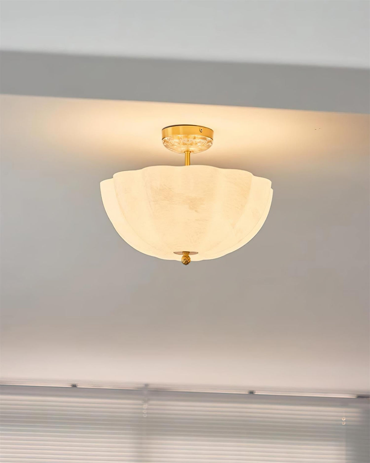 Cava lampada da soffitto in ottone e vetro con elegante silhouette a petalo moderna