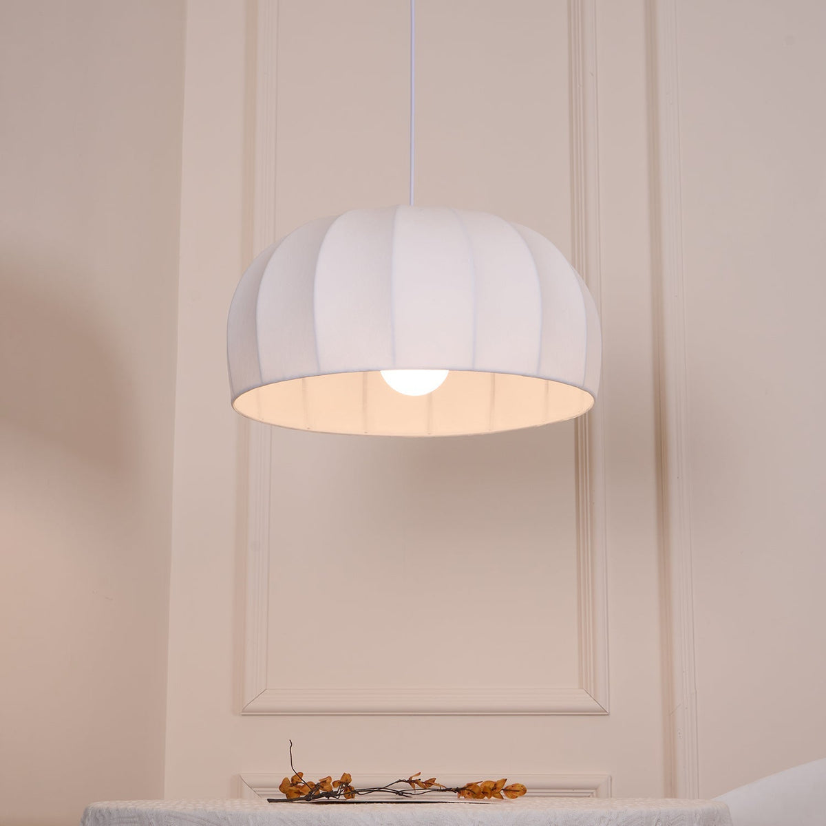 Fioeina lampada a sospensione con paralume in tessuto bianco