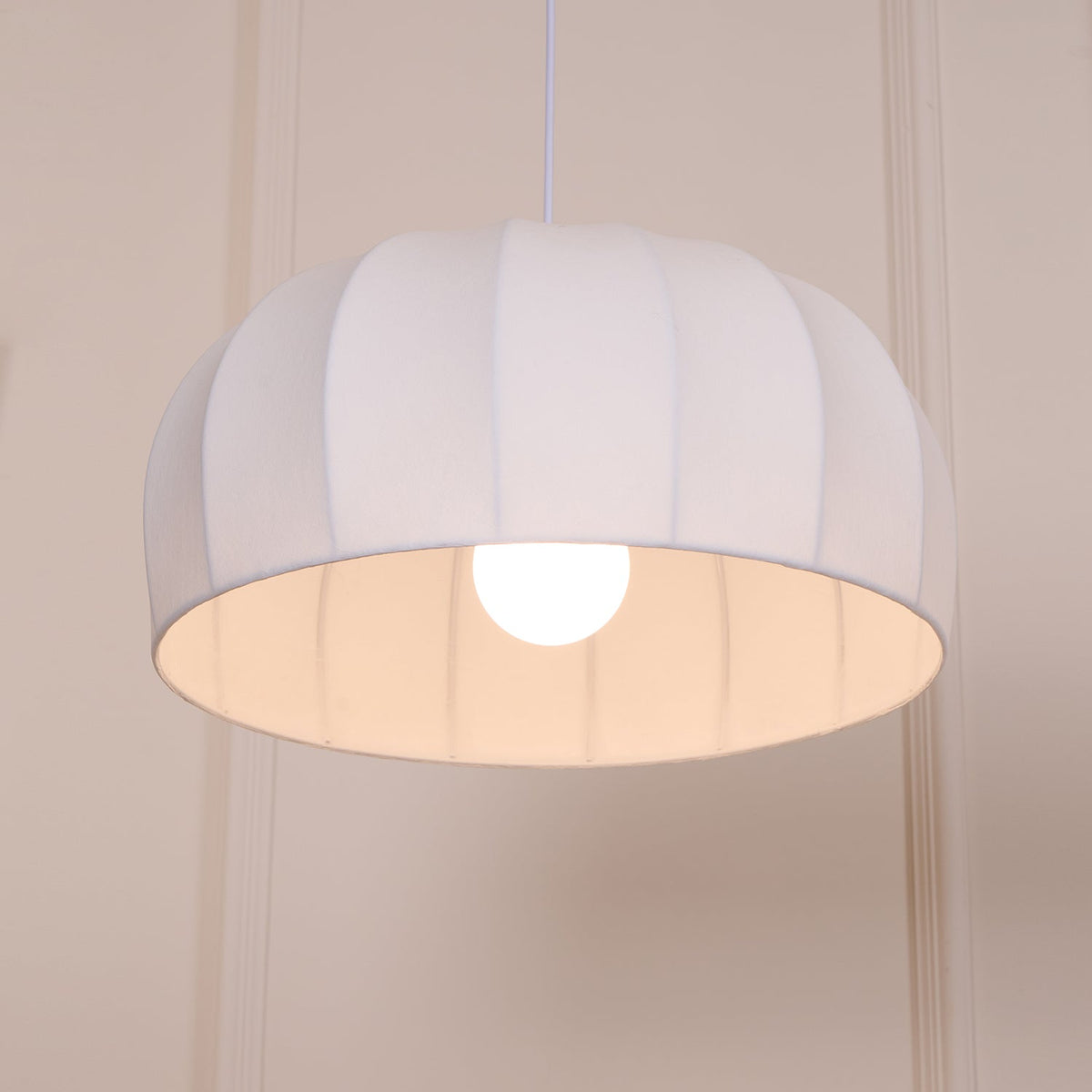 Fioeina lampada a sospensione con paralume in tessuto bianco