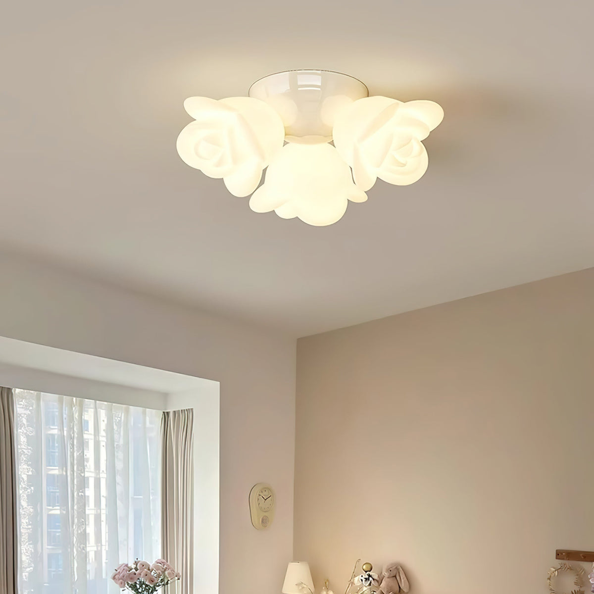 Lampada da soffitto con rosone in metallo e paralume a forma di rosa PE, accento artistico floreale