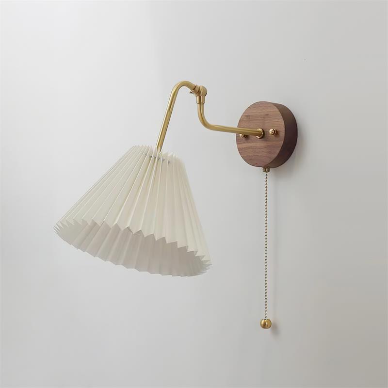 Lampada da parete vintage in ottone e noce con paralume in tessuto a pliche