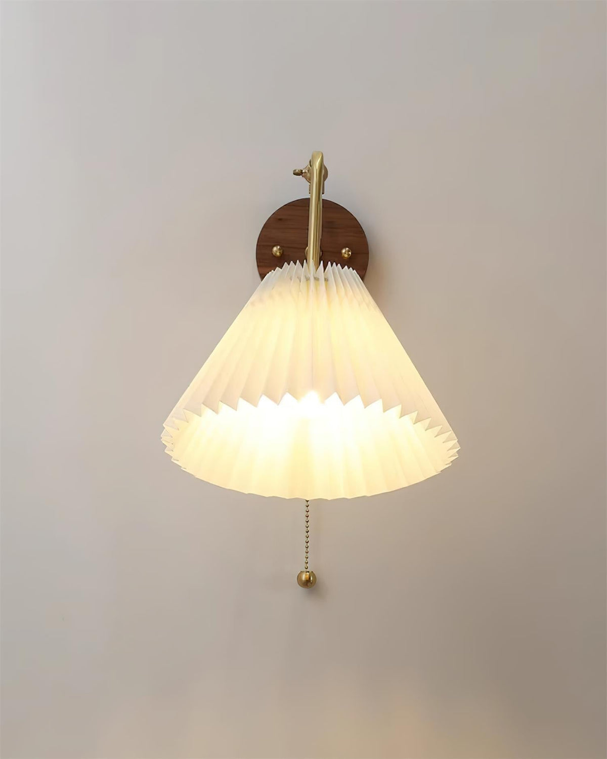 Lampada da parete vintage in ottone e noce con paralume in tessuto a pliche