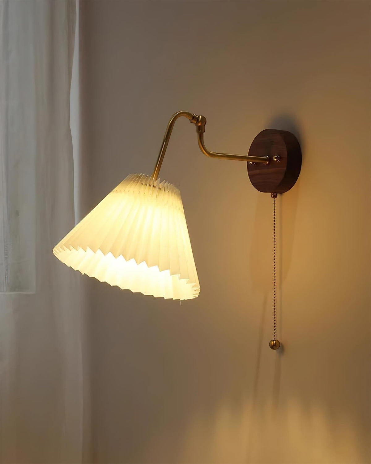 Lampada da parete vintage in ottone e noce con paralume in tessuto a pliche