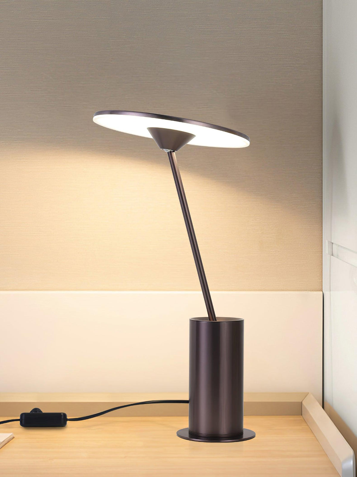 Feralielle Steel lampada da tavolo minimalista