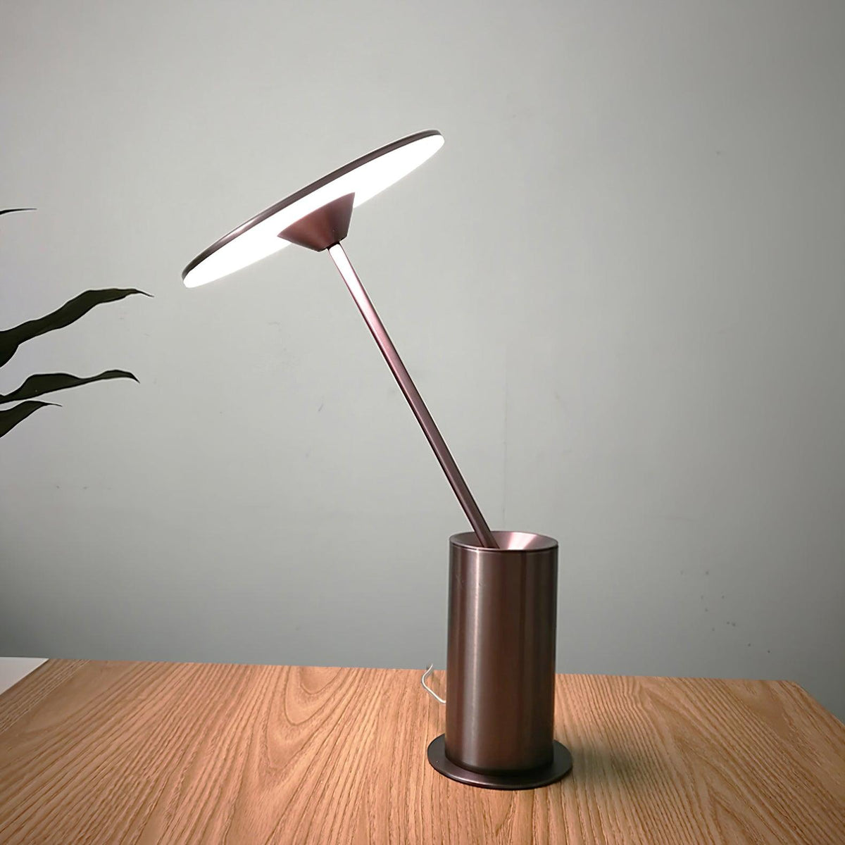 Feralielle Steel lampada da tavolo minimalista