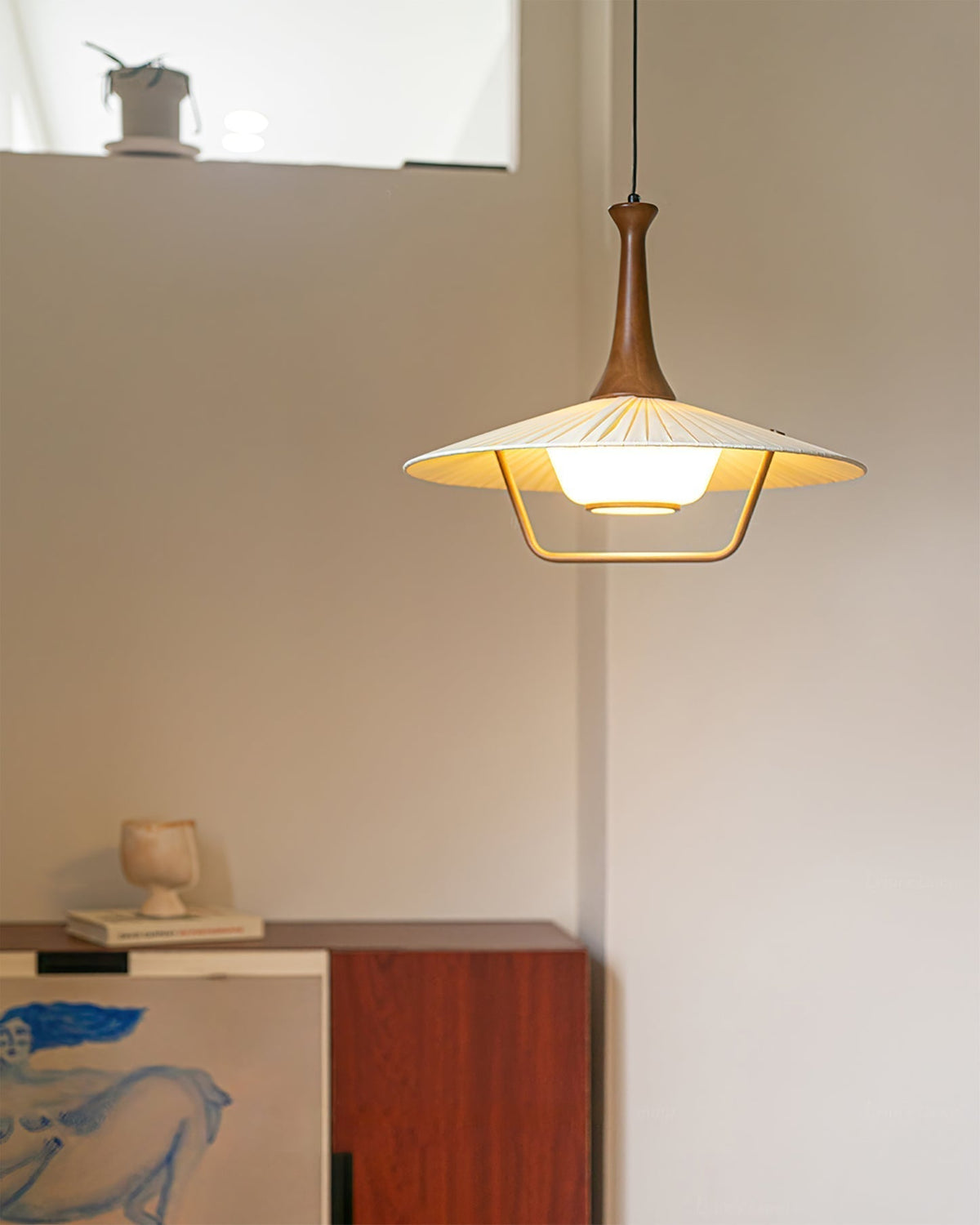 Vionne lampada a sospensione in legno e bianco stile di metà secolo
