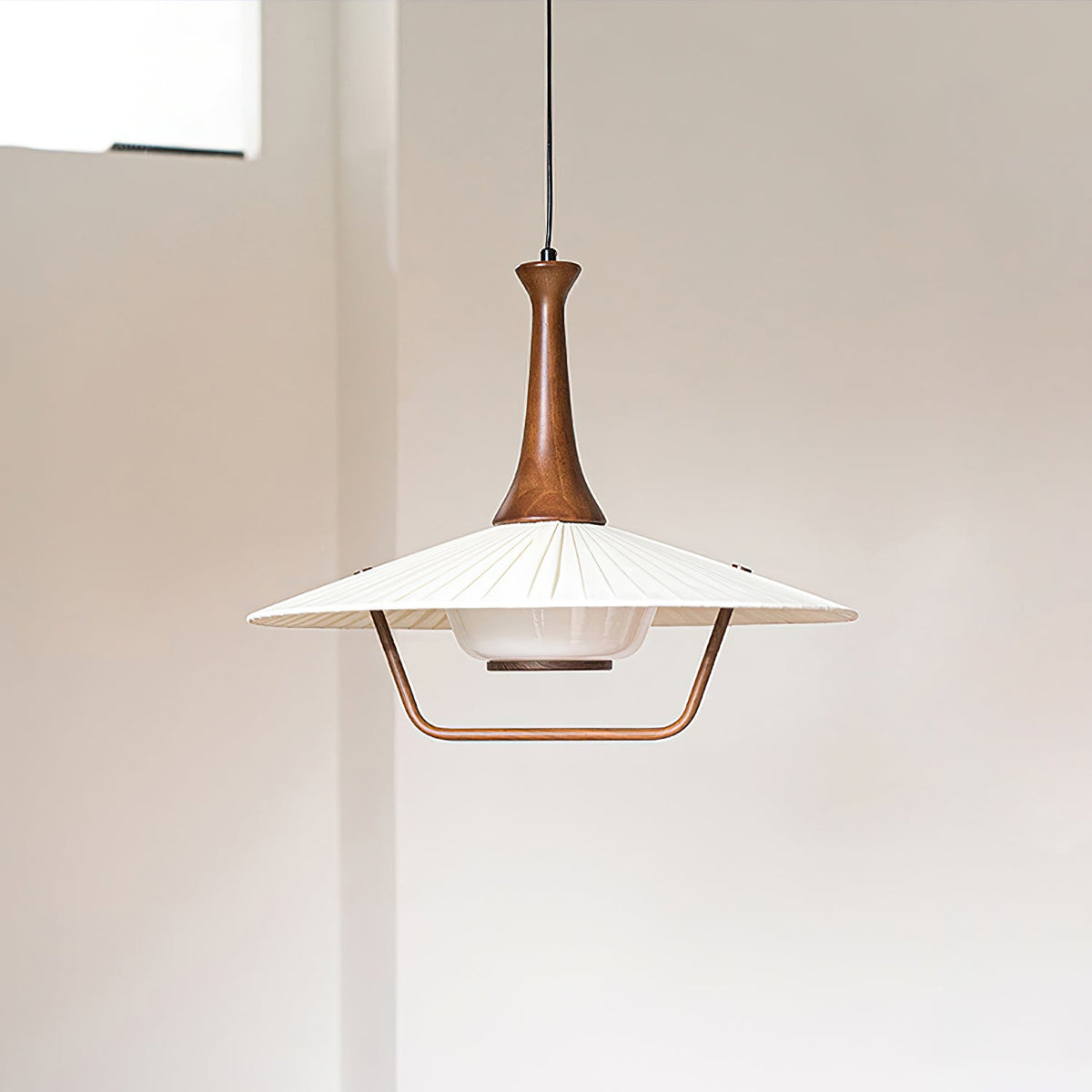 Vionne lampada a sospensione in legno e bianco stile di metà secolo
