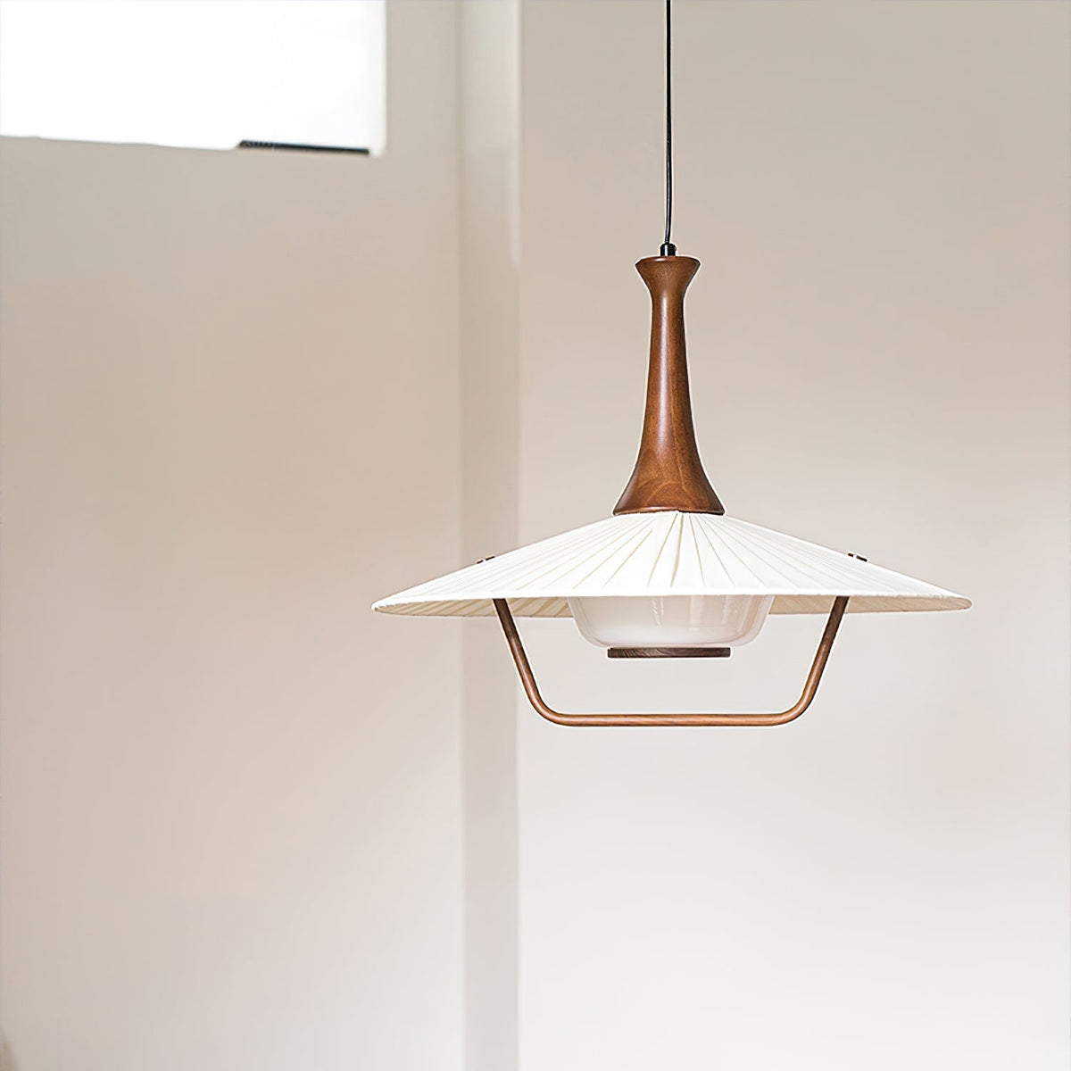 Vionne lampada a sospensione in legno e bianco stile di metà secolo