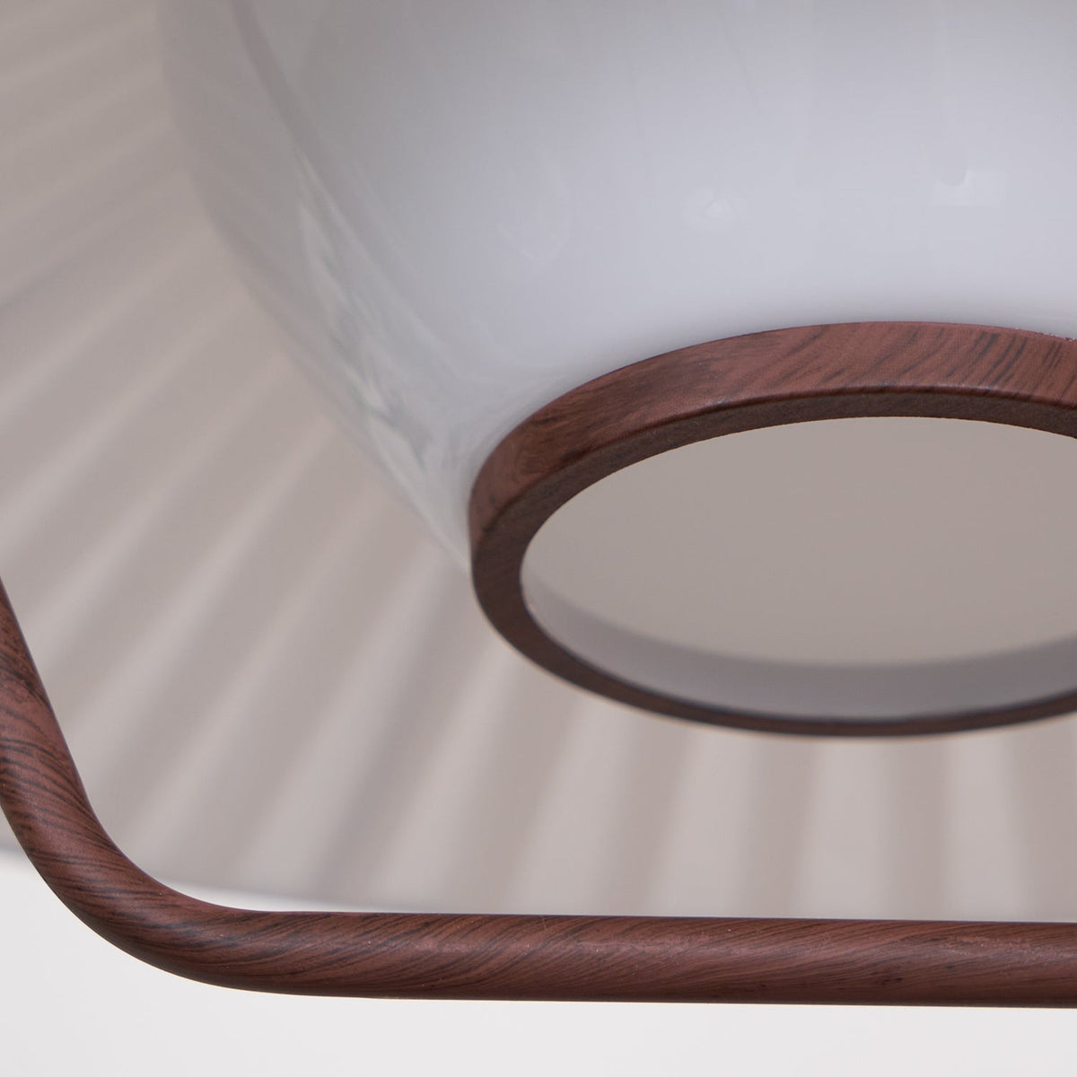 Vionne lampada a sospensione in legno e bianco stile di metà secolo