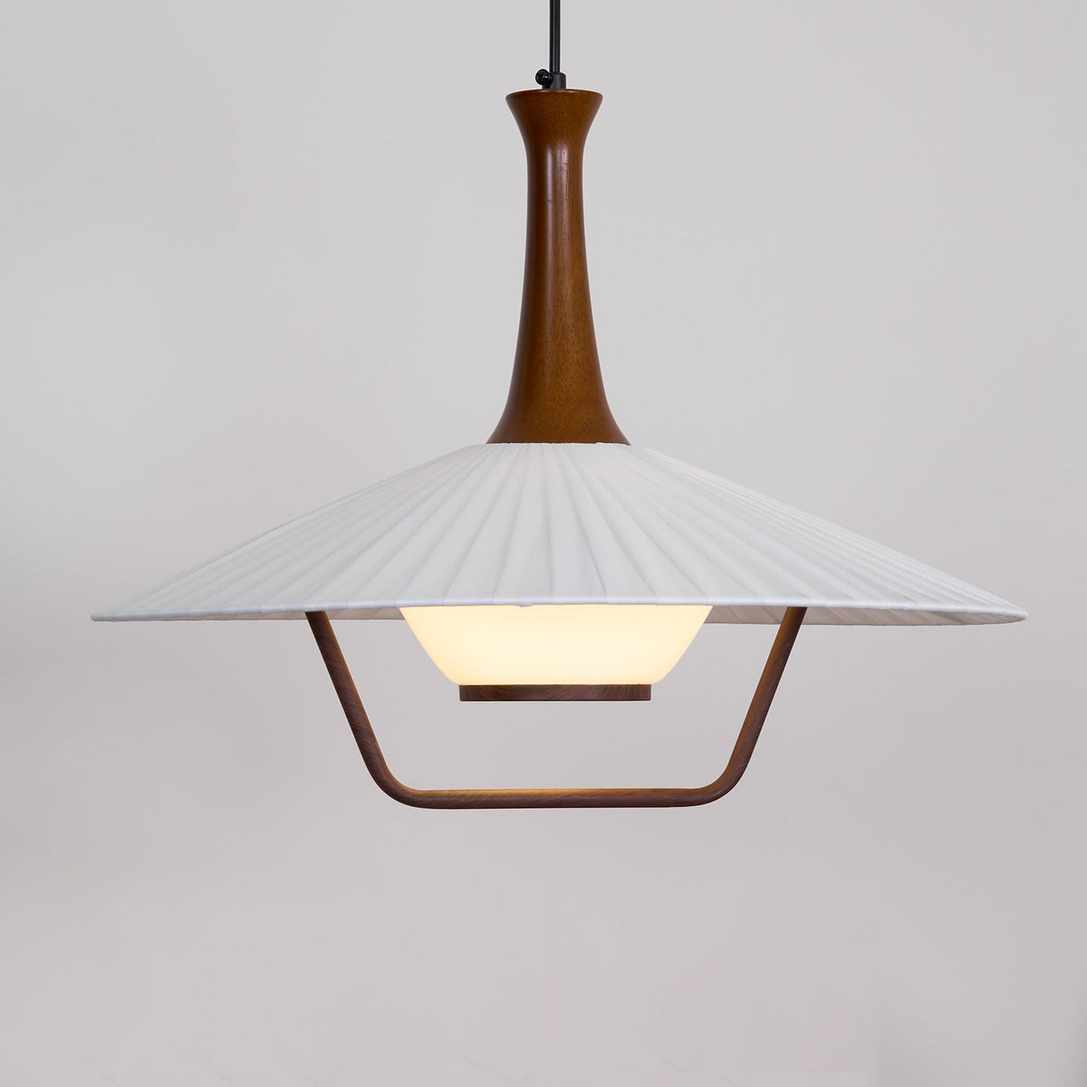 Vionne lampada a sospensione in legno e bianco stile di metà secolo