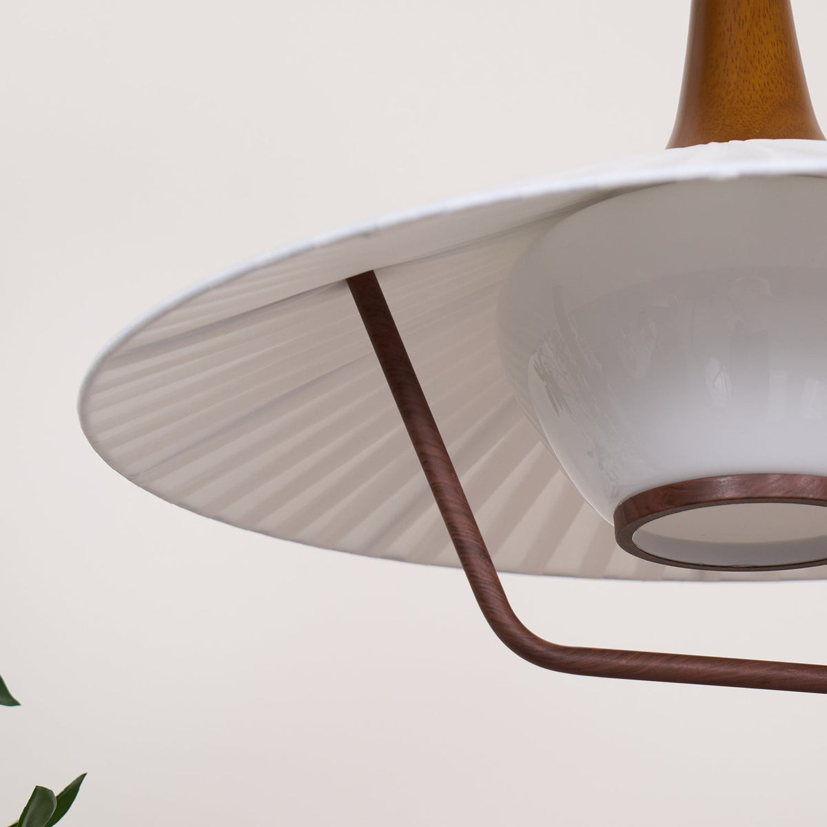 Vionne lampada a sospensione in legno e bianco stile di metà secolo