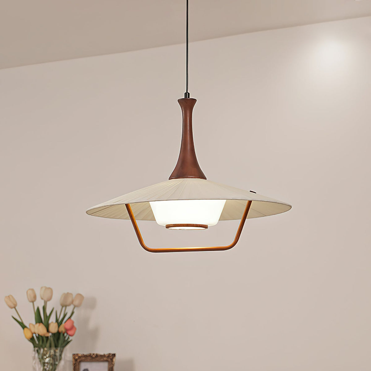 Vionne lampada a sospensione in legno e bianco stile di metà secolo