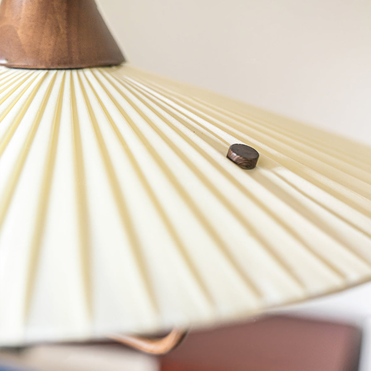 Vionne lampada a sospensione in legno e bianco stile di metà secolo