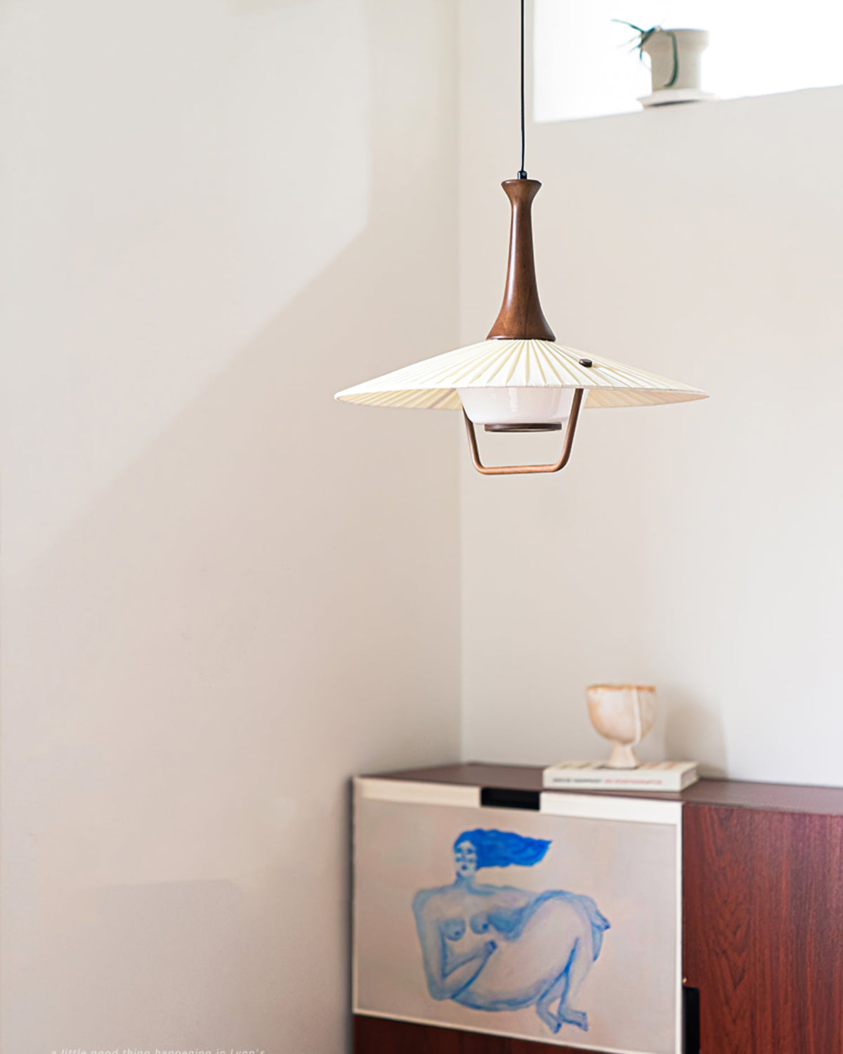 Vionne lampada a sospensione in legno e bianco stile di metà secolo