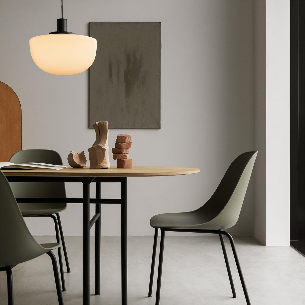 Lampada a sospensione in vetro, rosone metallico, design minimalista in metallo