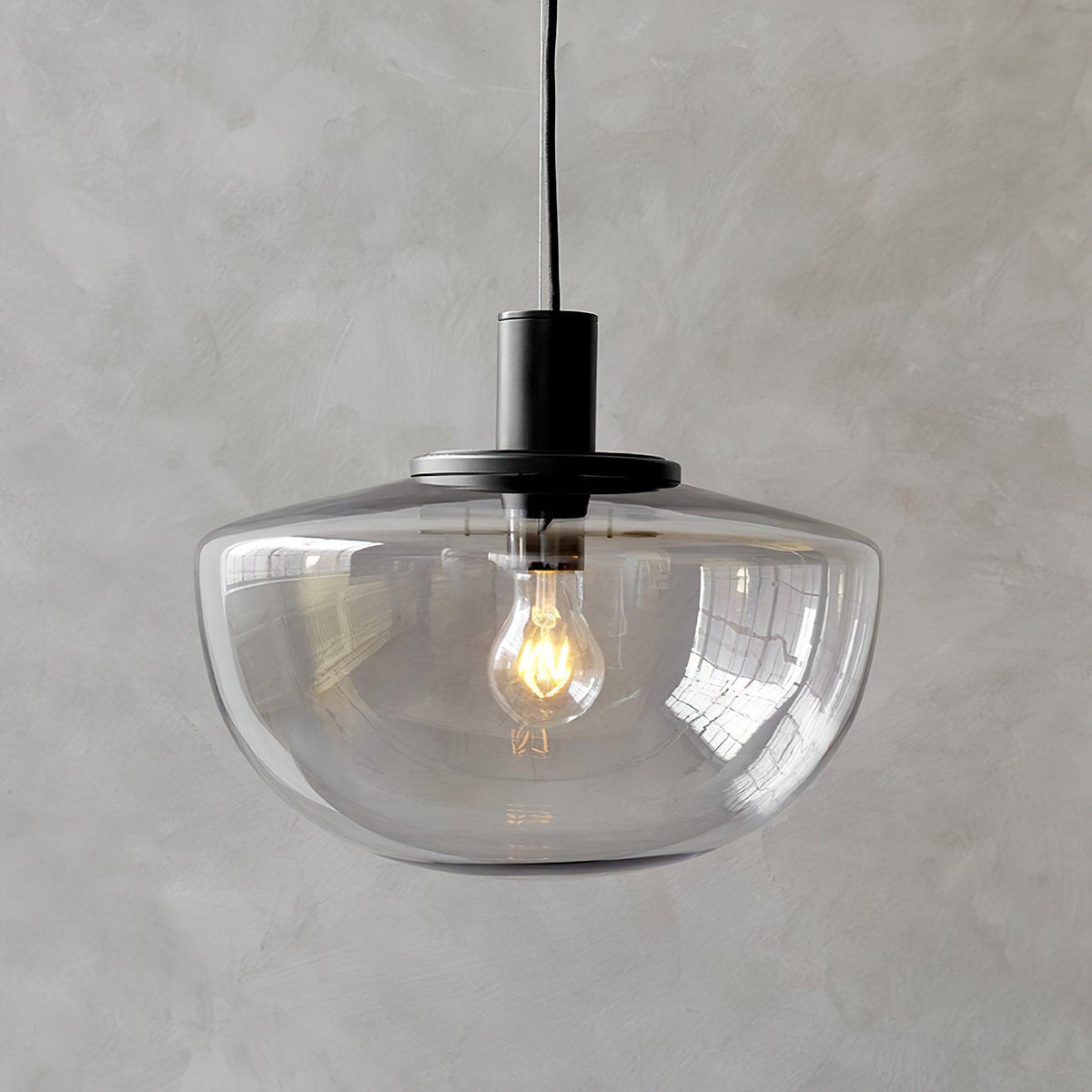 Lampada a sospensione in vetro, rosone metallico, design minimalista in metallo