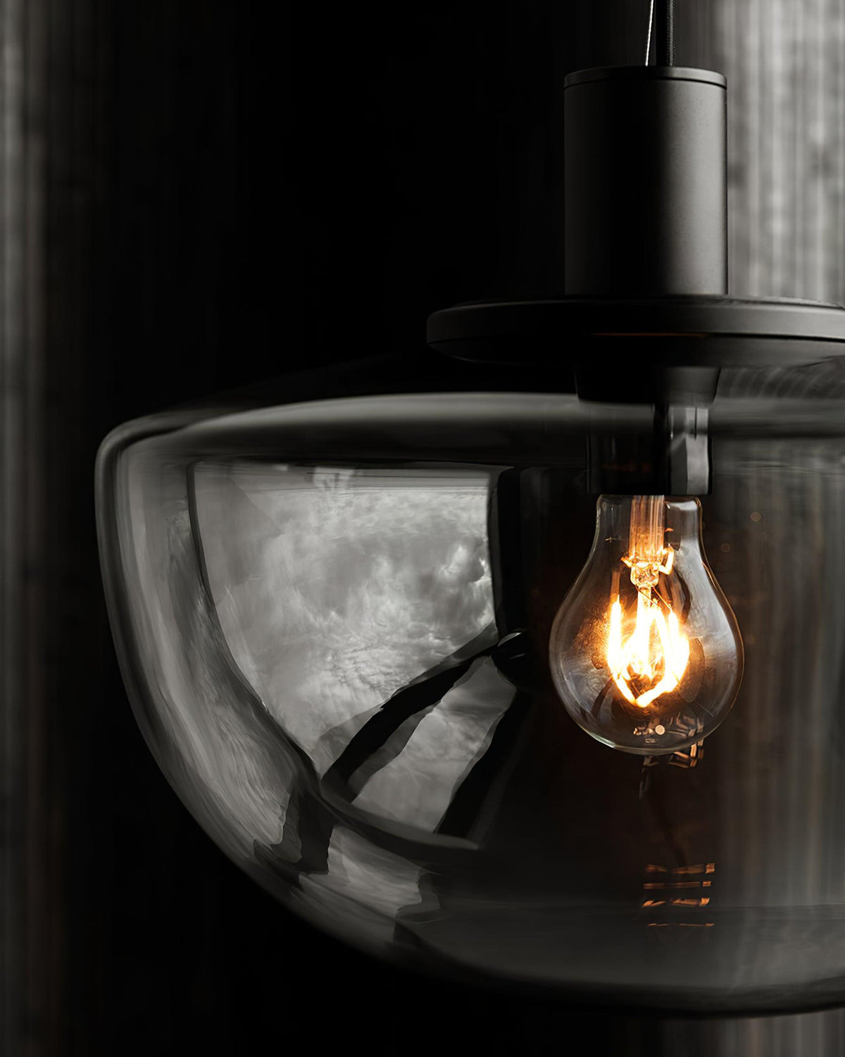 Lampada a sospensione in vetro, rosone metallico, design minimalista in metallo