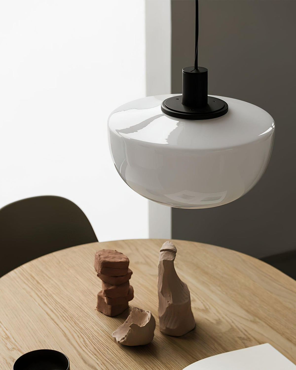 Lampada a sospensione in vetro, rosone metallico, design minimalista in metallo