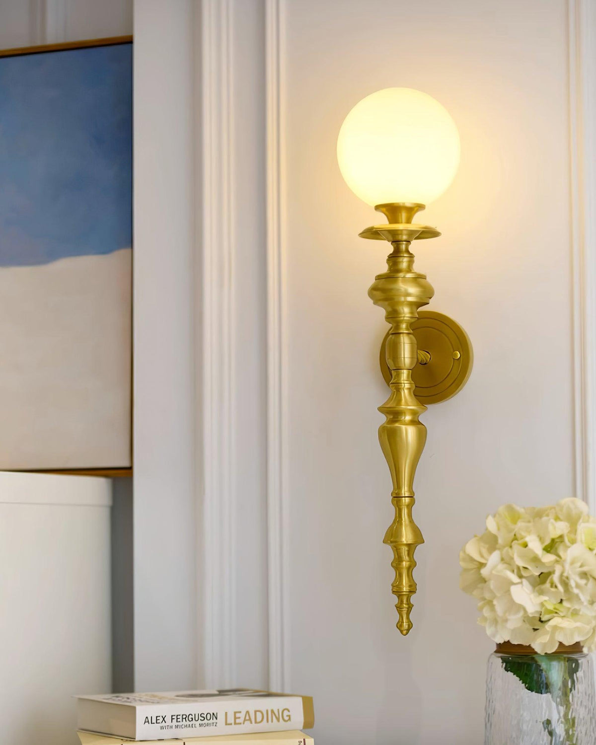 Lampada da parete corpo in ottone scolpito paralume sferico classico elegante