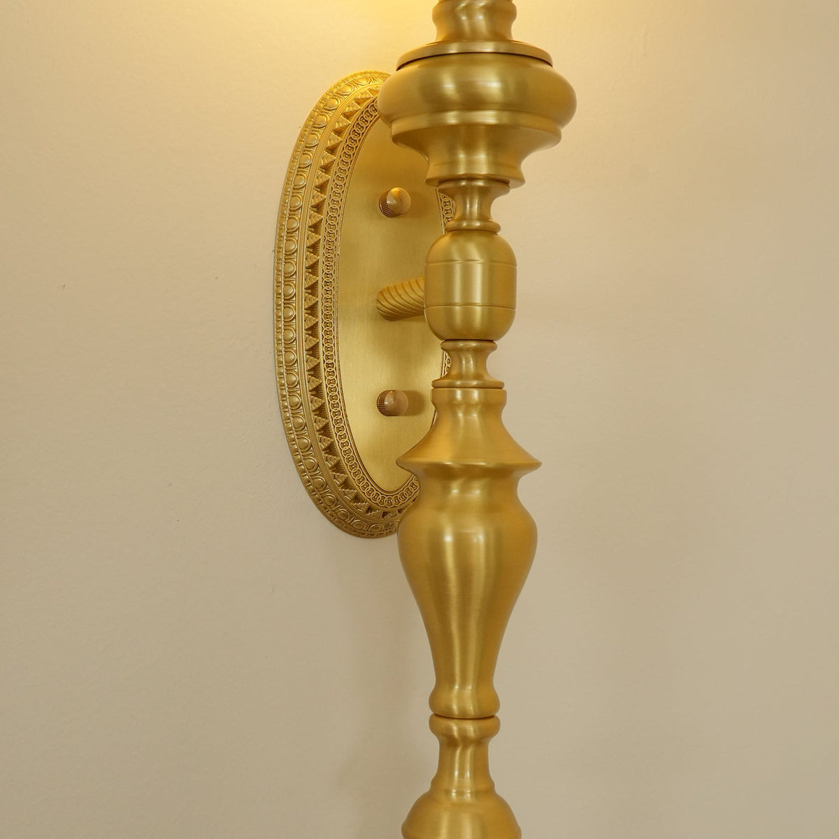 Lampada da parete corpo in ottone scolpito paralume sferico classico elegante