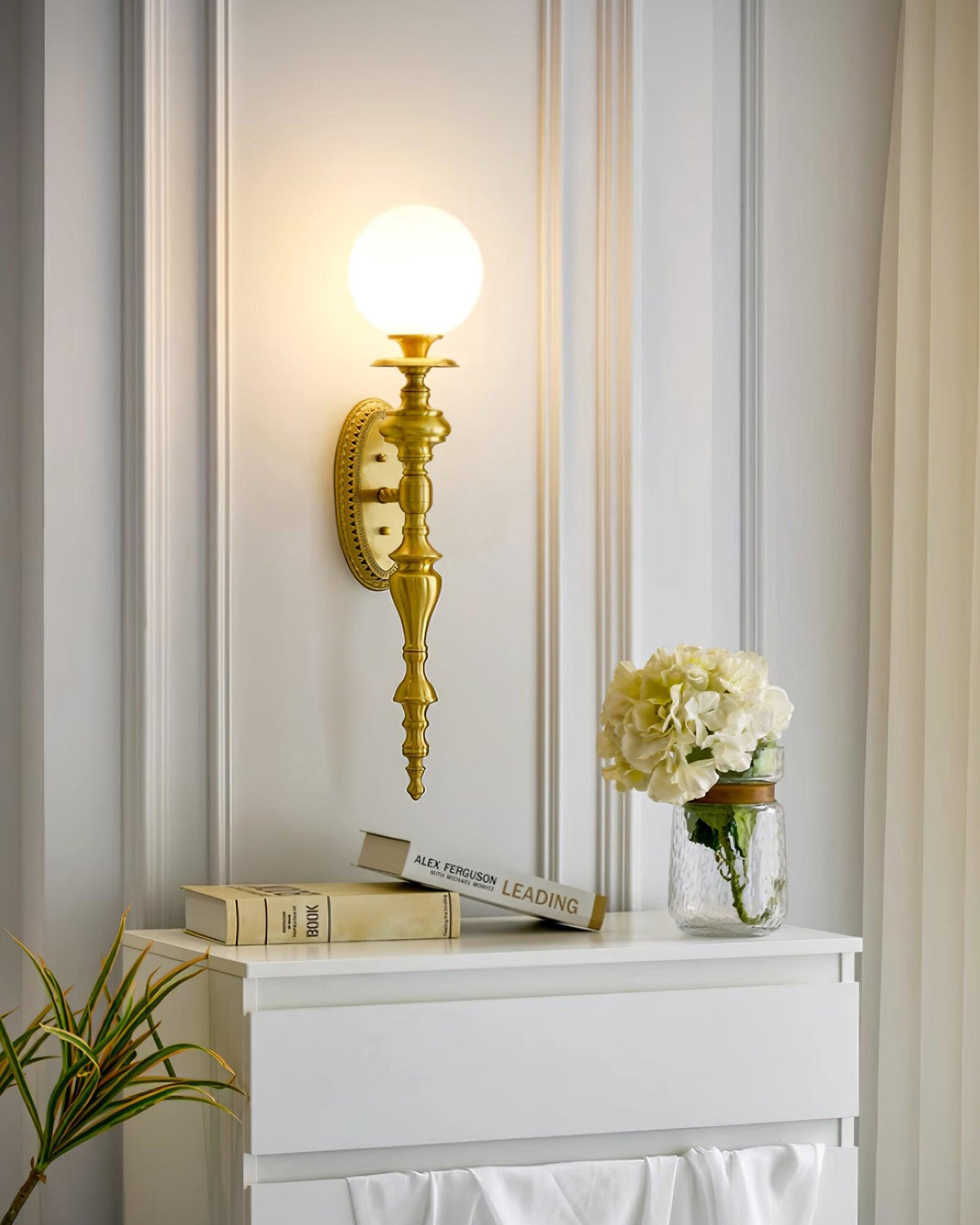 Lampada da parete corpo in ottone scolpito paralume sferico classico elegante