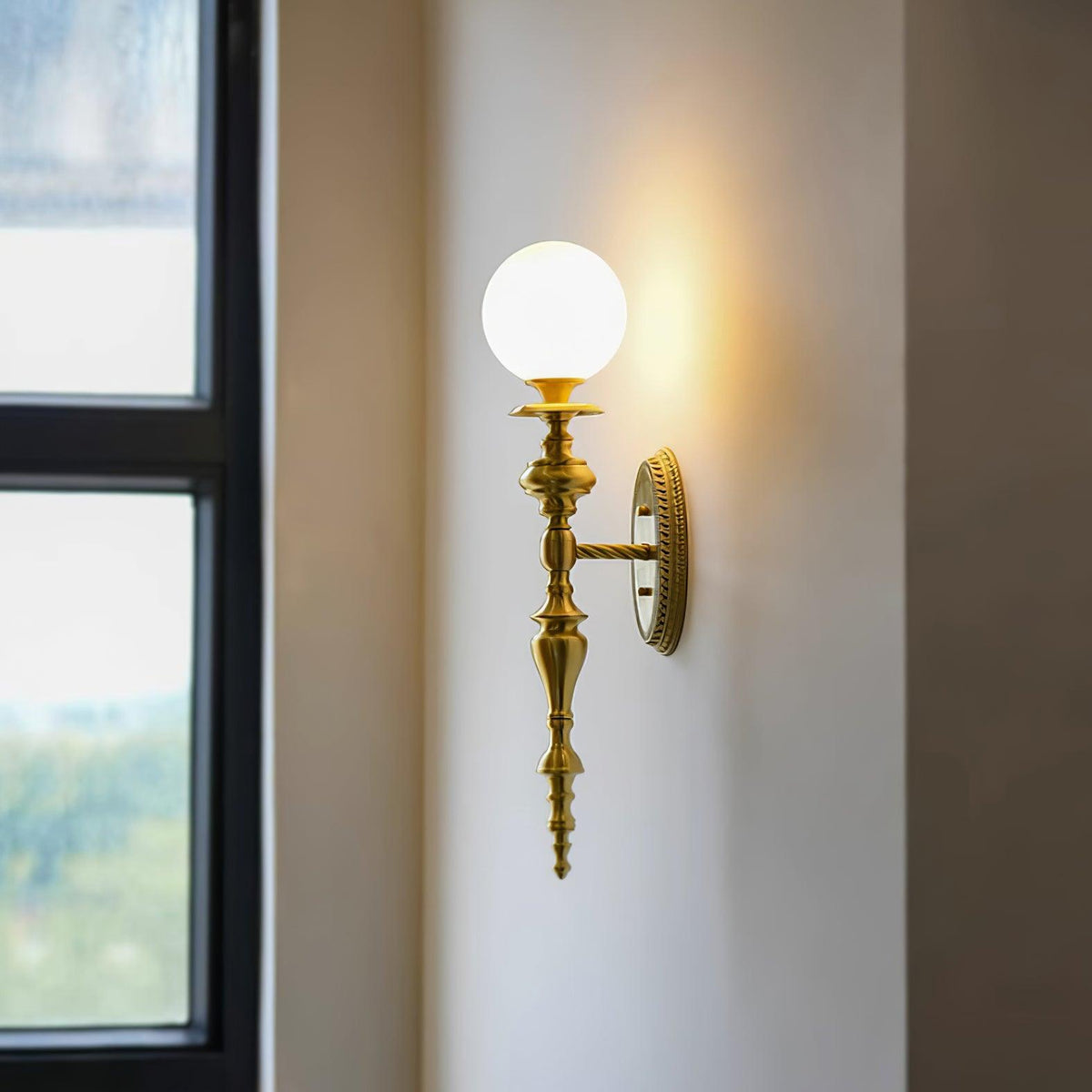 Lampada da parete corpo in ottone scolpito paralume sferico classico elegante