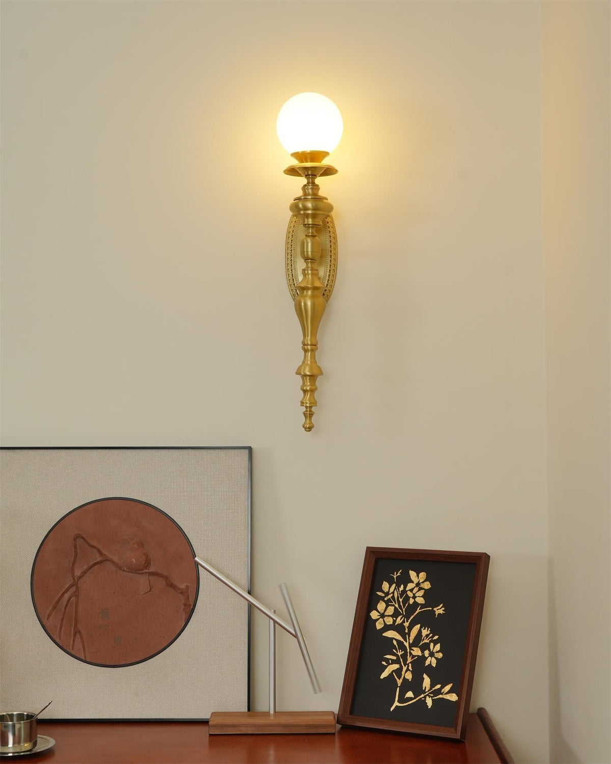 Lampada da parete corpo in ottone scolpito paralume sferico classico elegante
