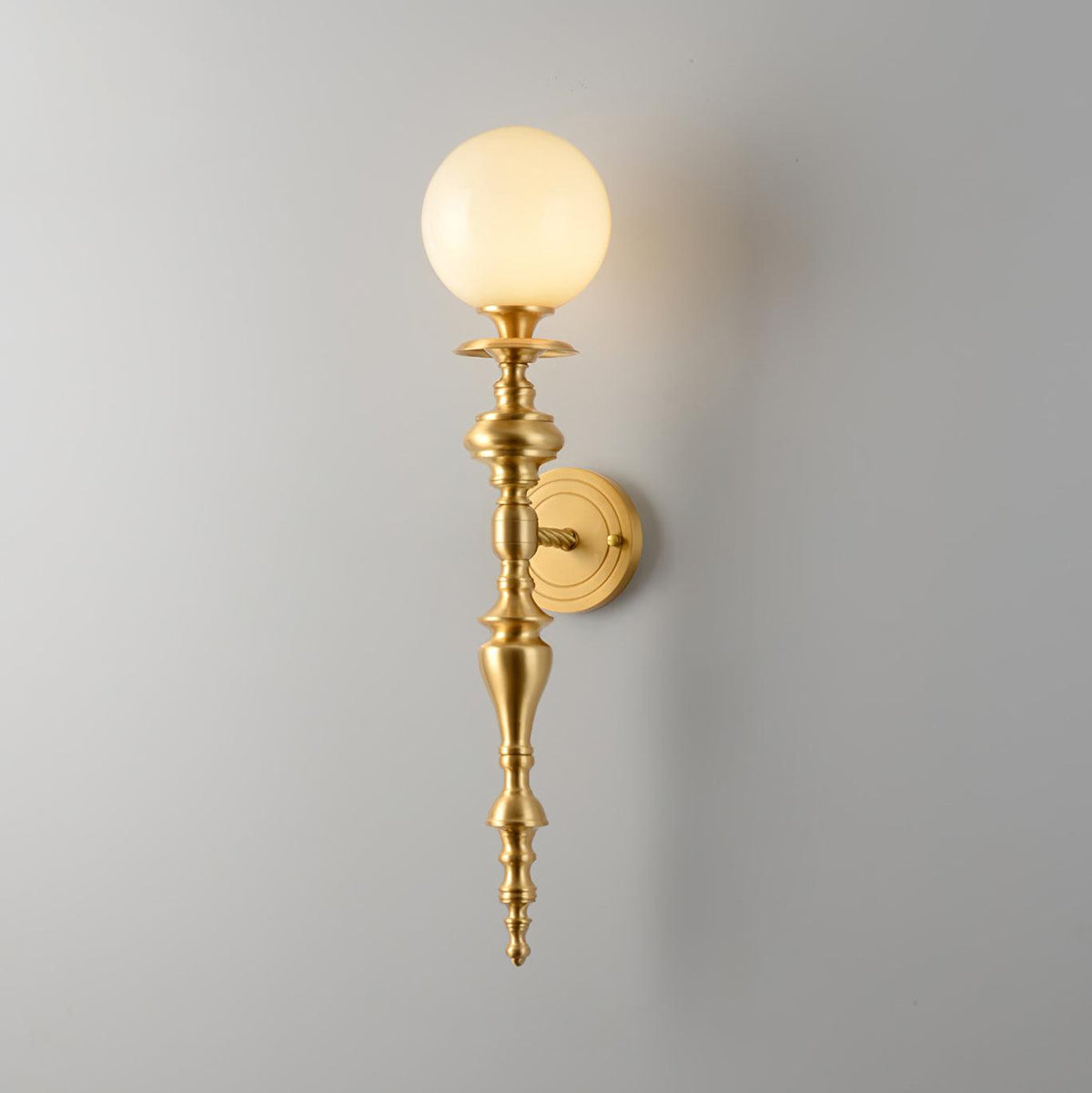 Lampada da parete corpo in ottone scolpito paralume sferico classico elegante