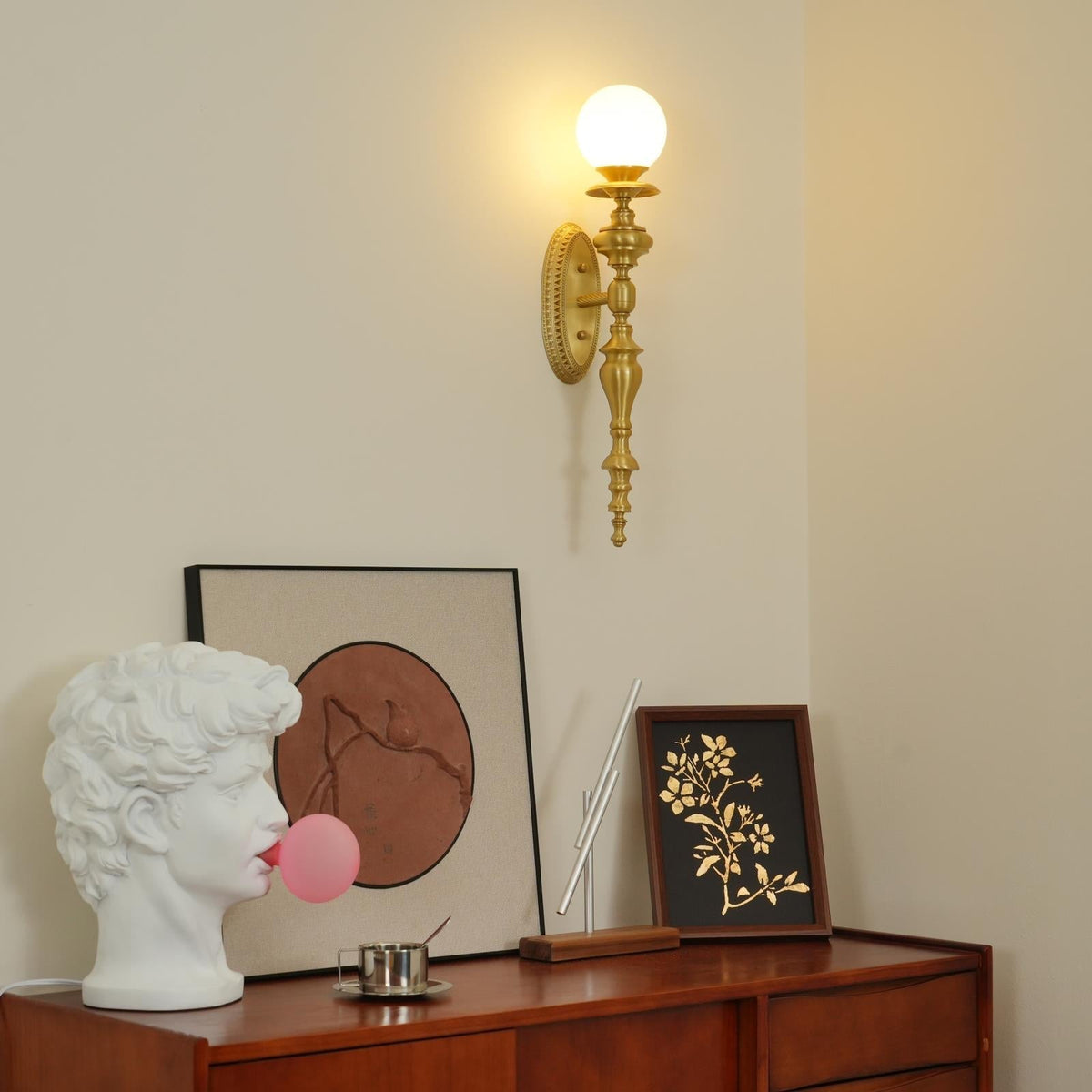 Lampada da parete corpo in ottone scolpito paralume sferico classico elegante