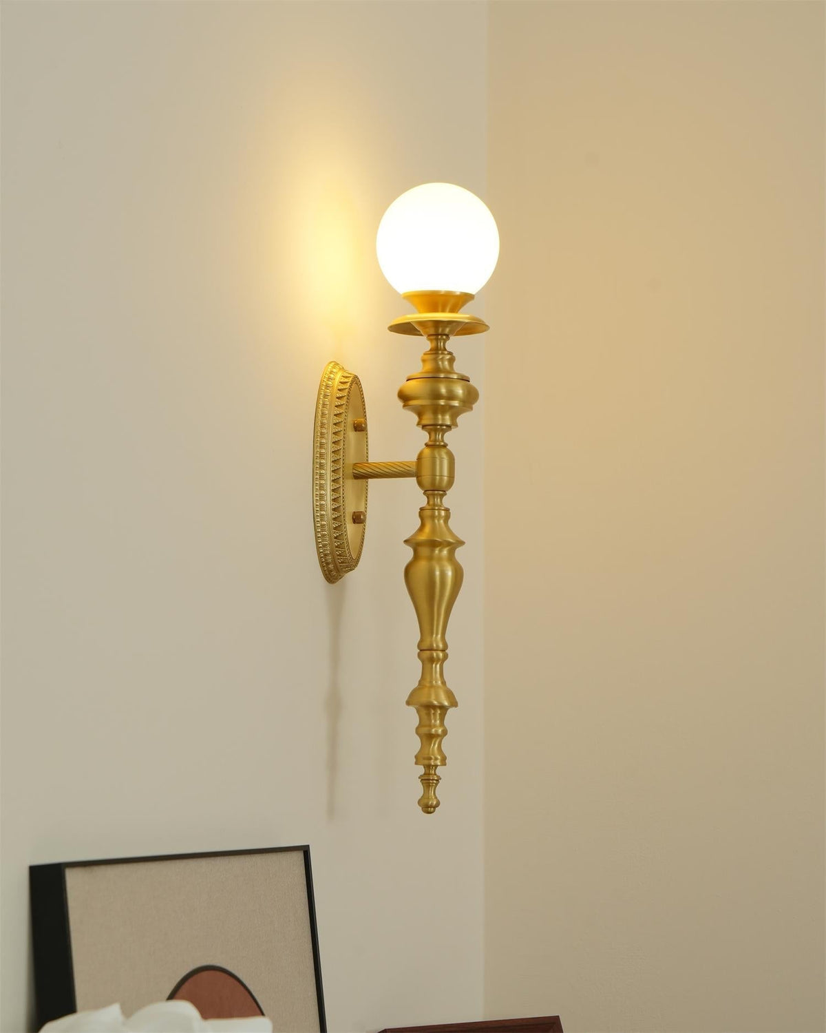 Lampada da parete corpo in ottone scolpito paralume sferico classico elegante