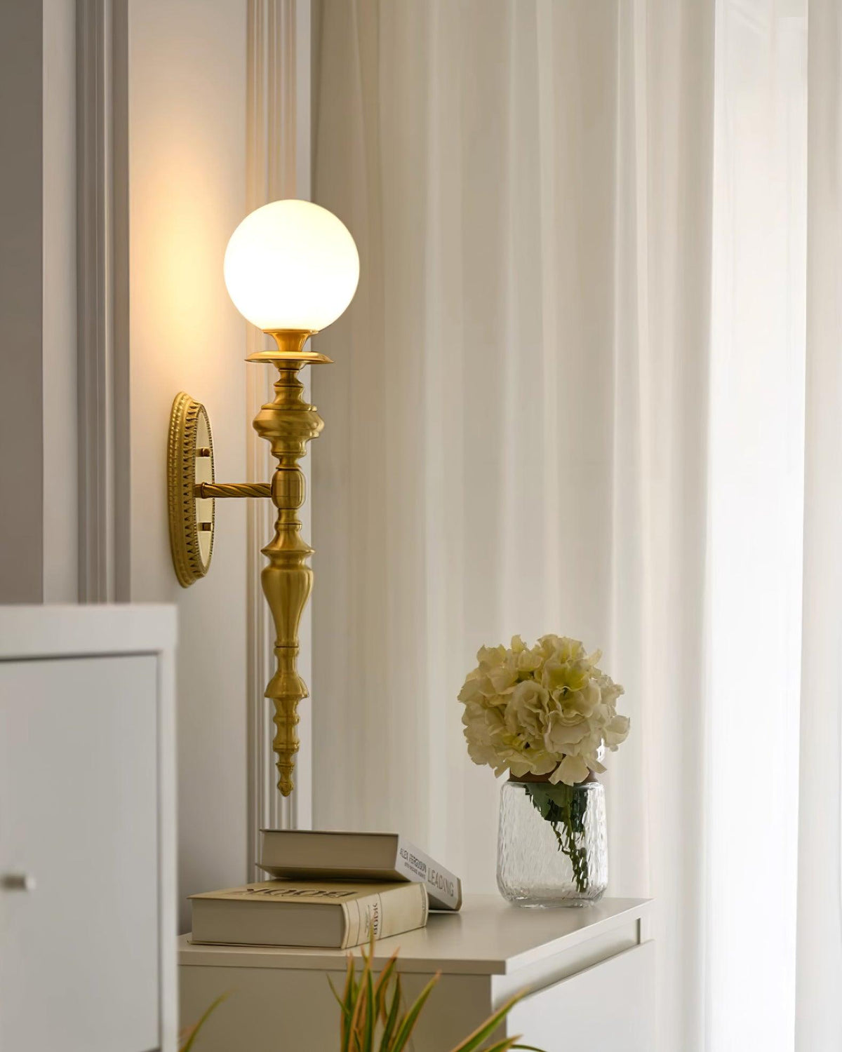 Lampada da parete corpo in ottone scolpito paralume sferico classico elegante