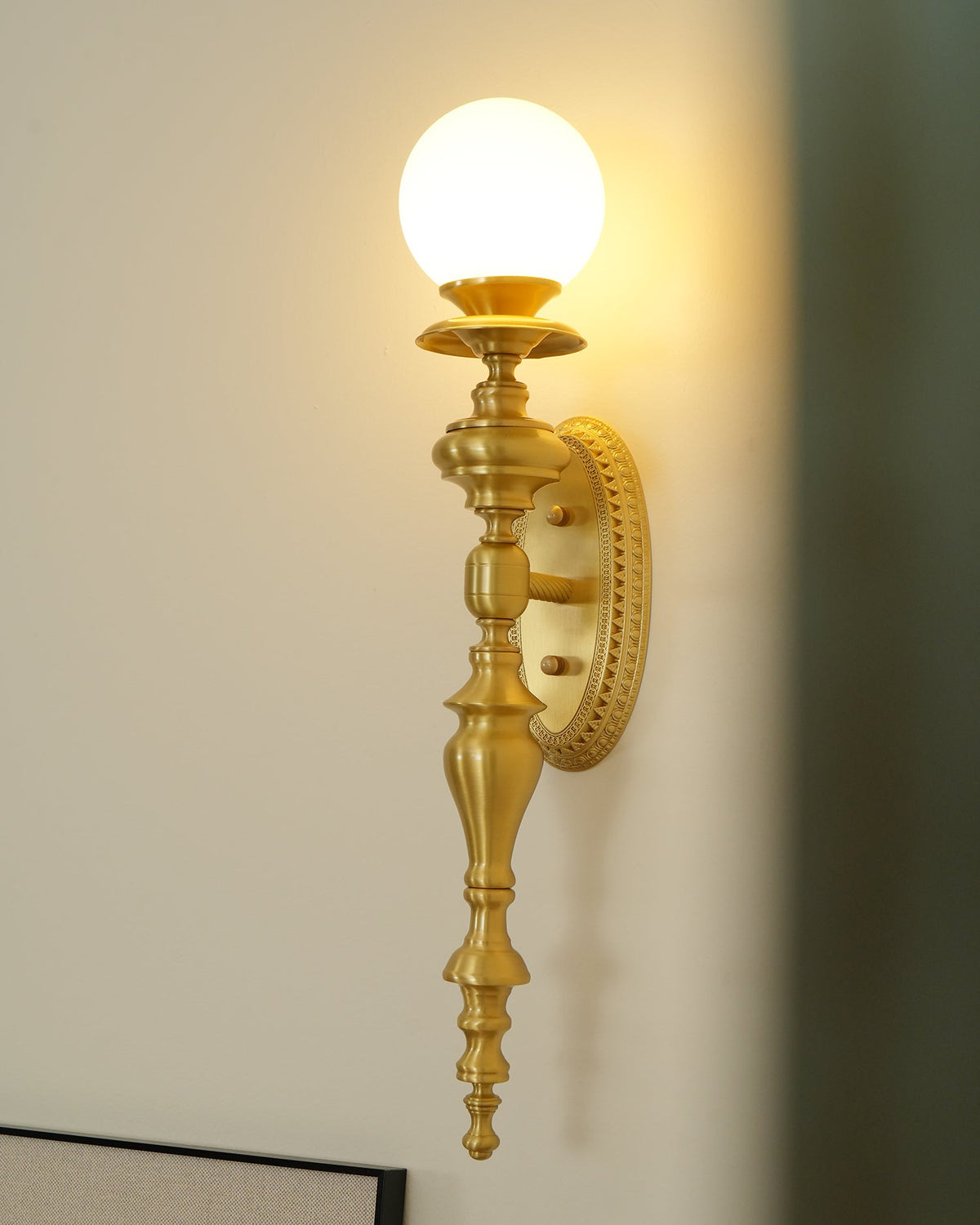 Lampada da parete corpo in ottone scolpito paralume sferico classico elegante