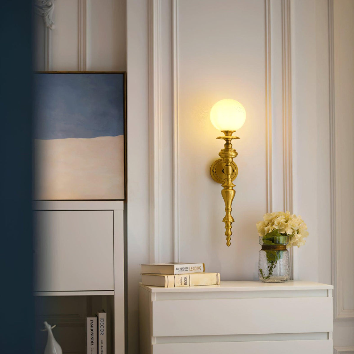 Lampada da parete corpo in ottone scolpito paralume sferico classico elegante