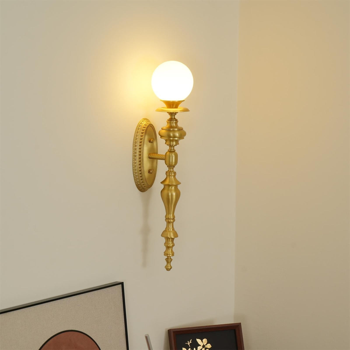 Lampada da parete corpo in ottone scolpito paralume sferico classico elegante