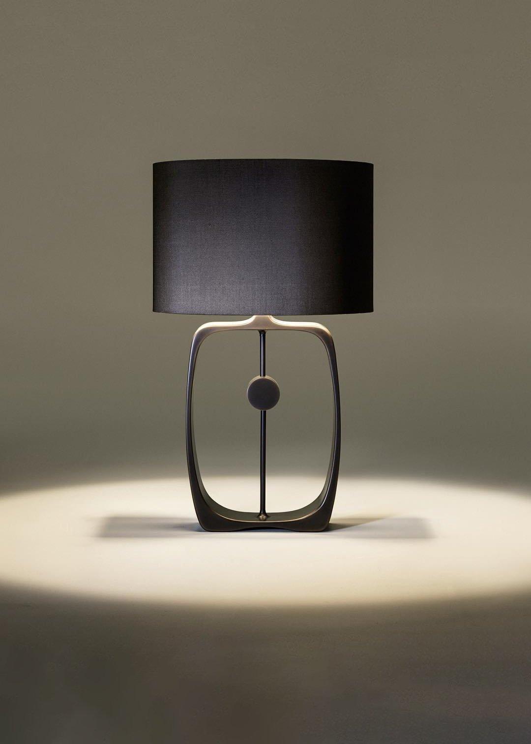 Frank lampada da tavolo contemporanea