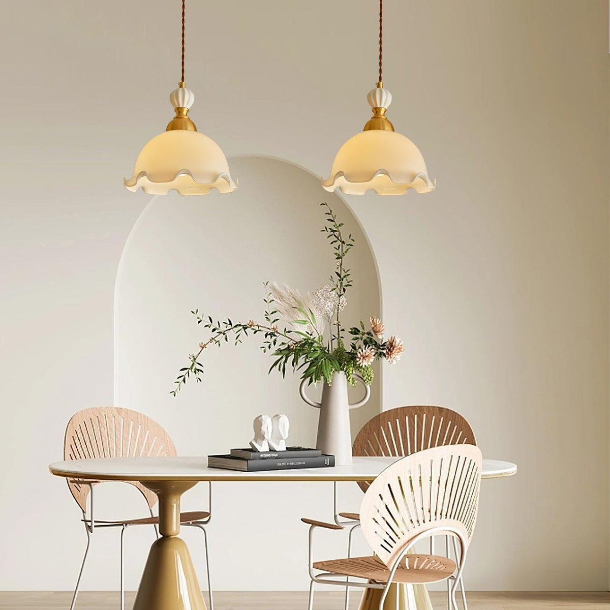 Lampada a sospensione con paralume in vetro dal bordo ondulato, luce morbida, stile vintage romantico