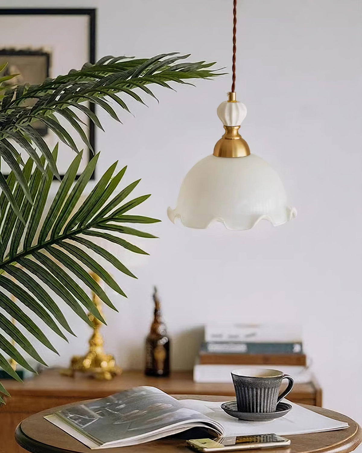 Lampada a sospensione con paralume in vetro dal bordo ondulato, luce morbida, stile vintage romantico