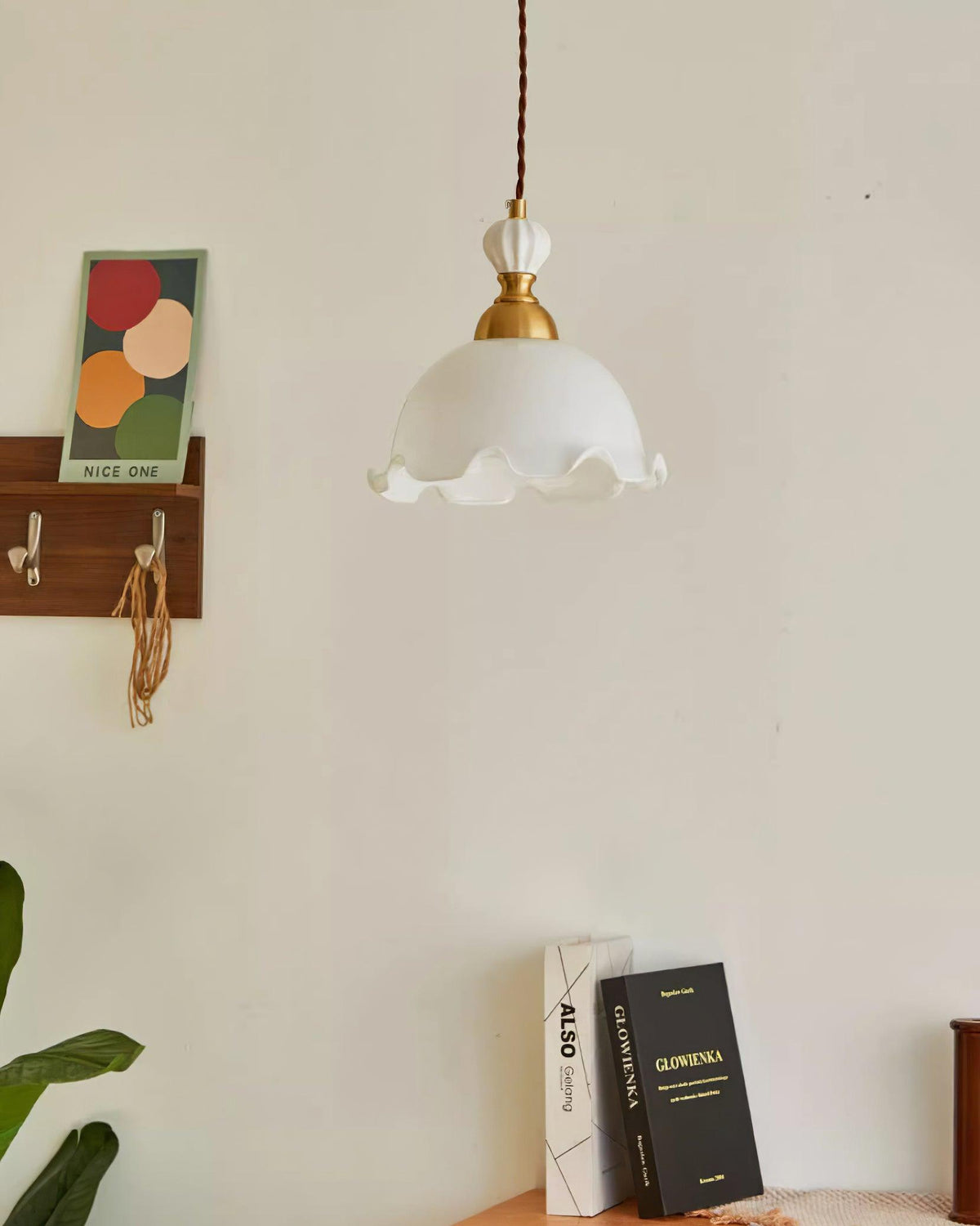 Lampada a sospensione con paralume in vetro dal bordo ondulato, luce morbida, stile vintage romantico