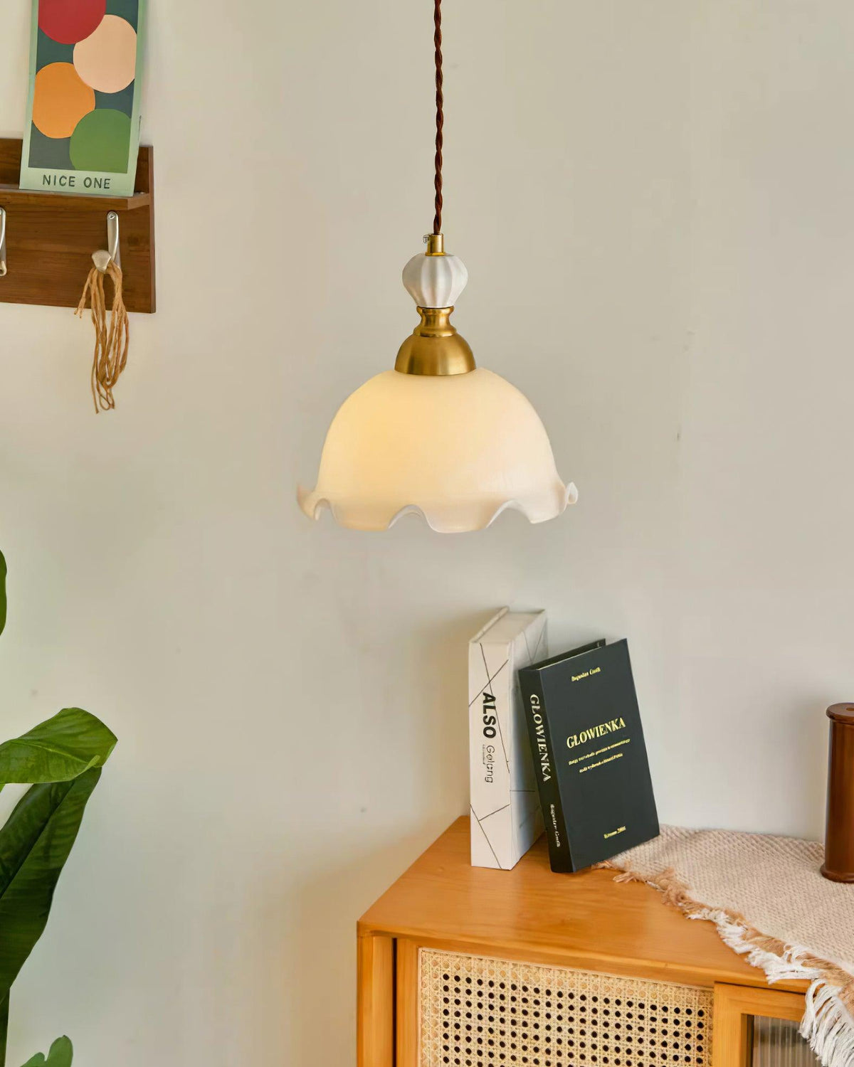 Lampada a sospensione con paralume in vetro dal bordo ondulato, luce morbida, stile vintage romantico
