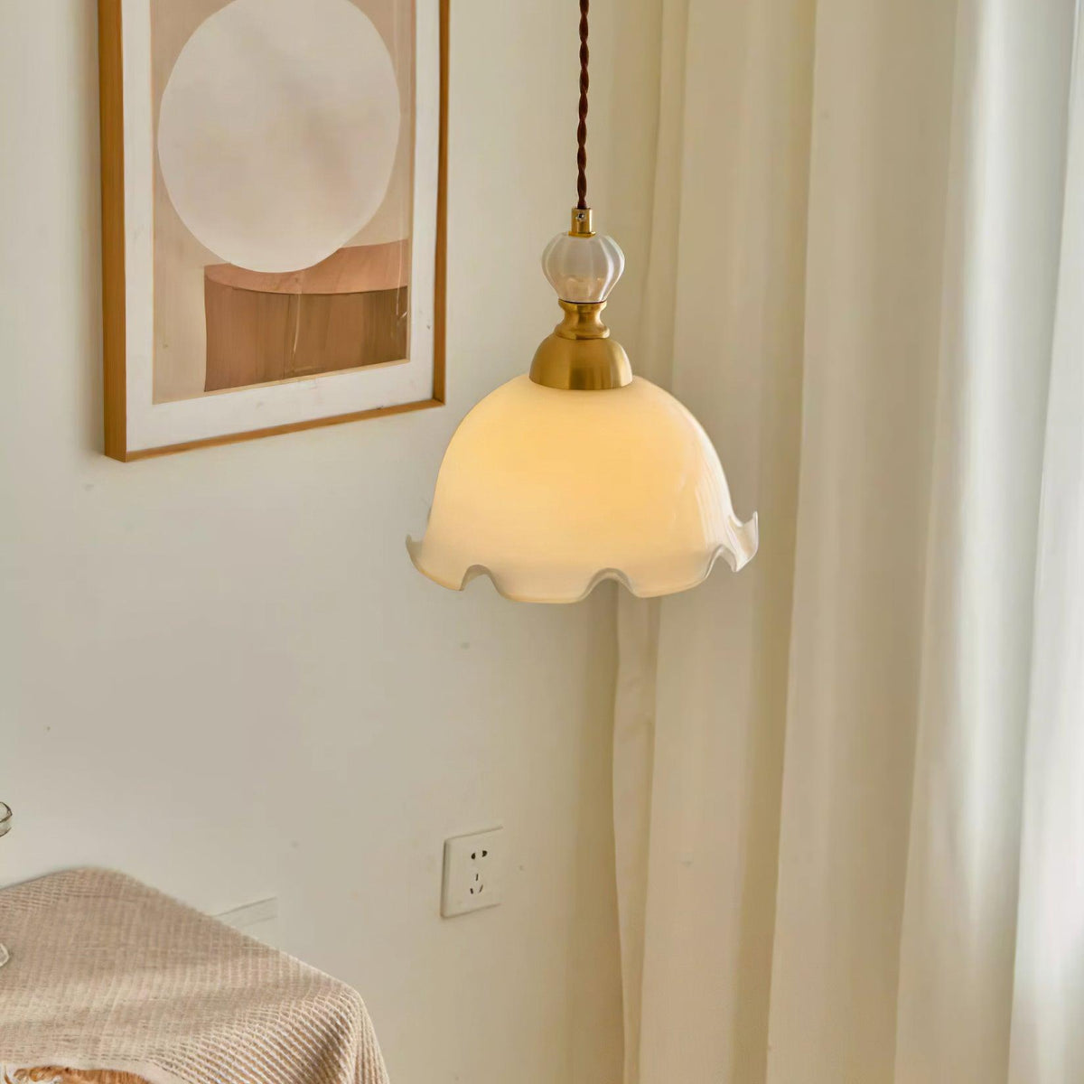 Lampada a sospensione con paralume in vetro dal bordo ondulato, luce morbida, stile vintage romantico