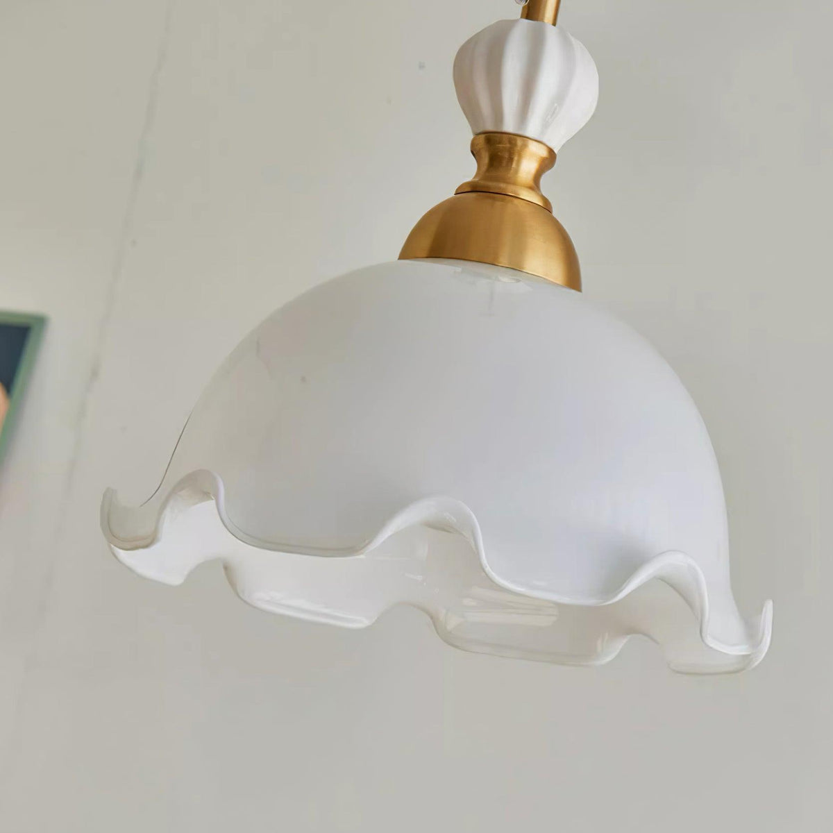 Lampada a sospensione con paralume in vetro dal bordo ondulato, luce morbida, stile vintage romantico