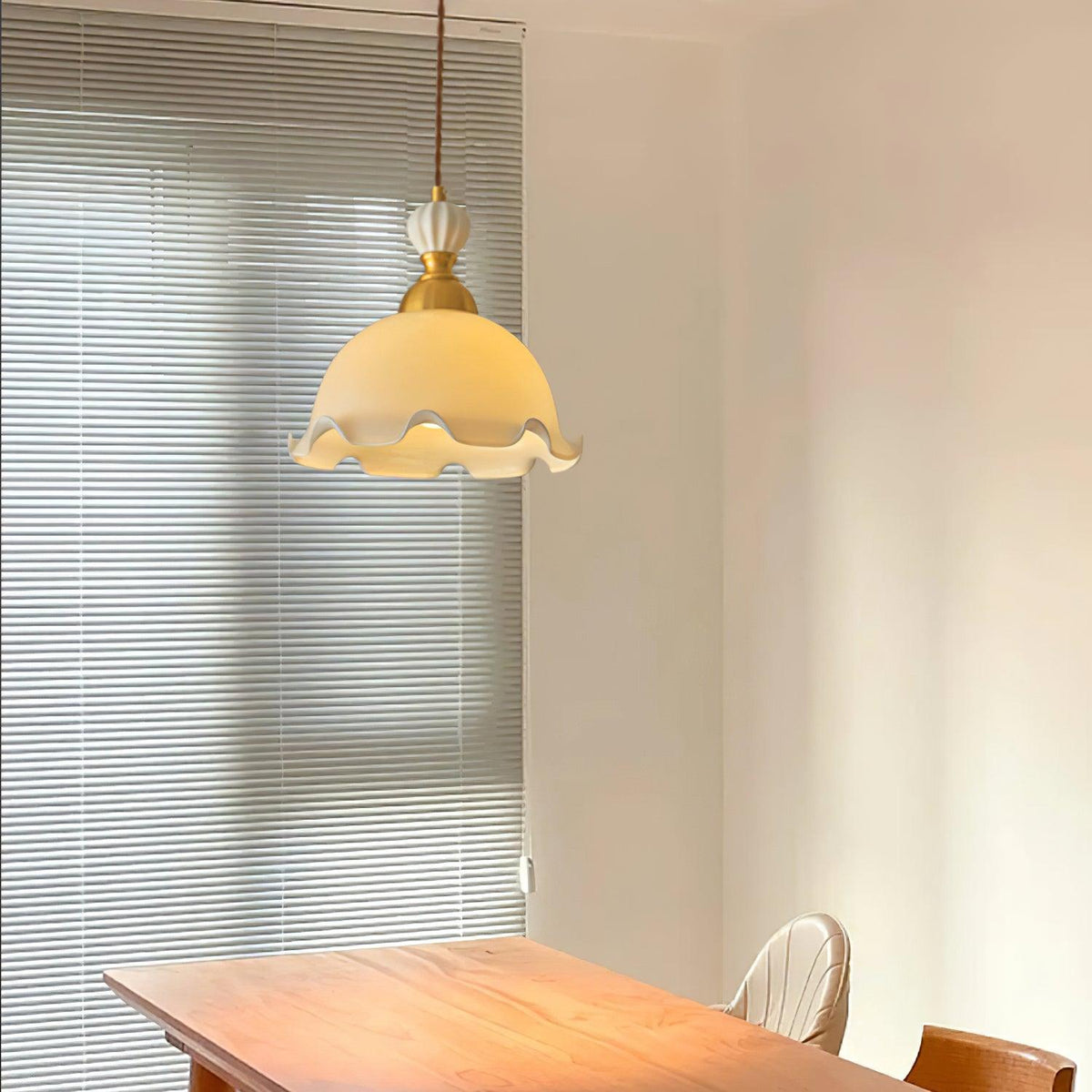 Lampada a sospensione con paralume in vetro dal bordo ondulato, luce morbida, stile vintage romantico
