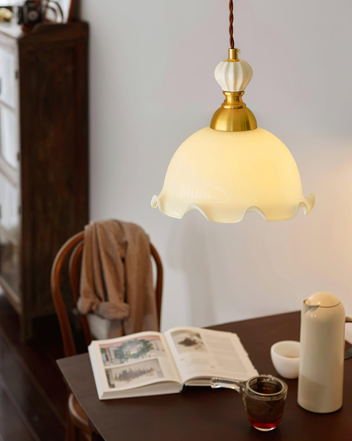 Lampada a sospensione con paralume in vetro dal bordo ondulato, luce morbida, stile vintage romantico