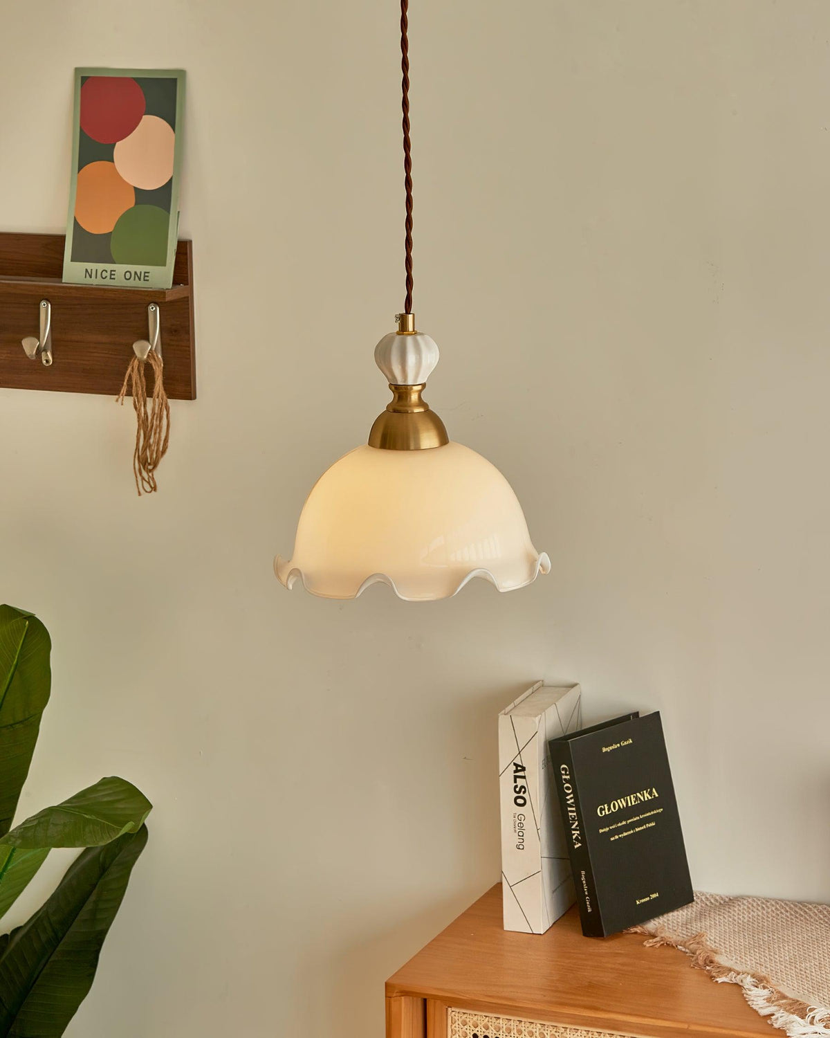 Lampada a sospensione con paralume in vetro dal bordo ondulato, luce morbida, stile vintage romantico