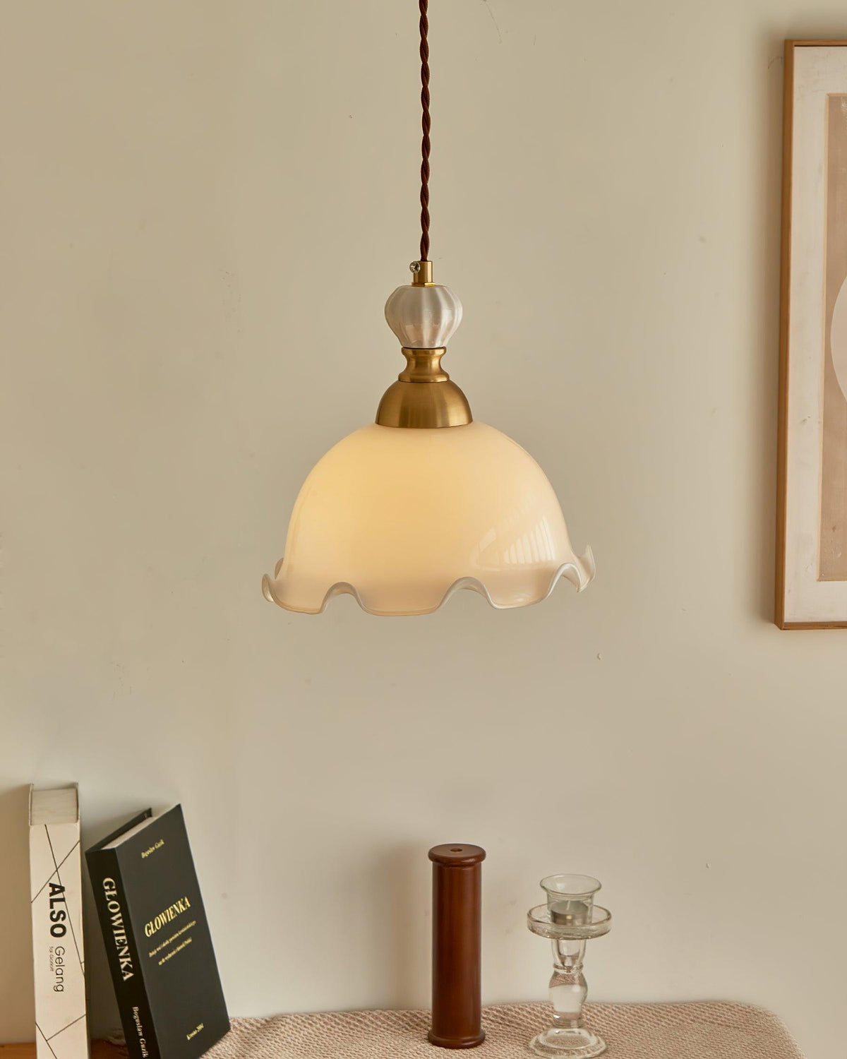 Lampada a sospensione con paralume in vetro dal bordo ondulato, luce morbida, stile vintage romantico