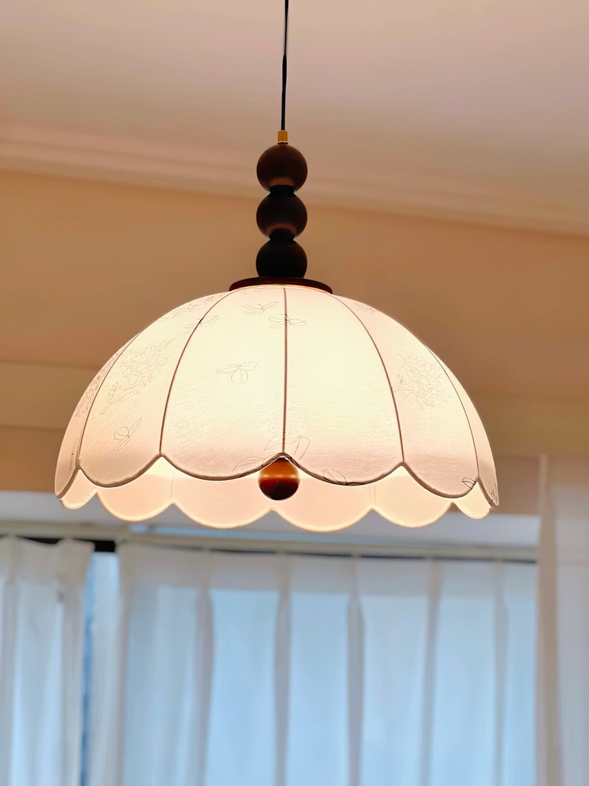 Syphaen lampada a sospensione in legno con fiore in tessuto