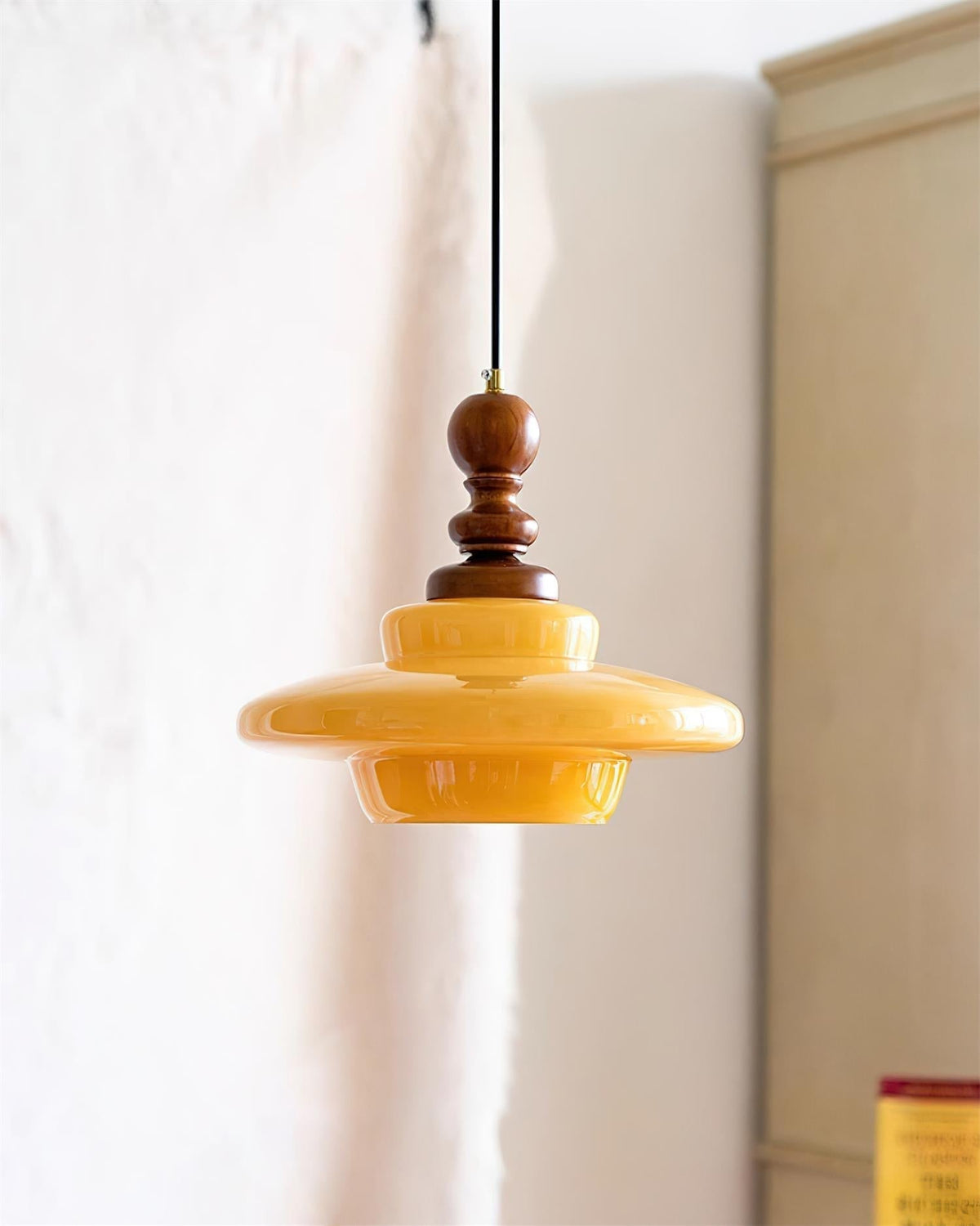 Lampada a sospensione in vetro giallo con dettagli in legno noce stile retrò